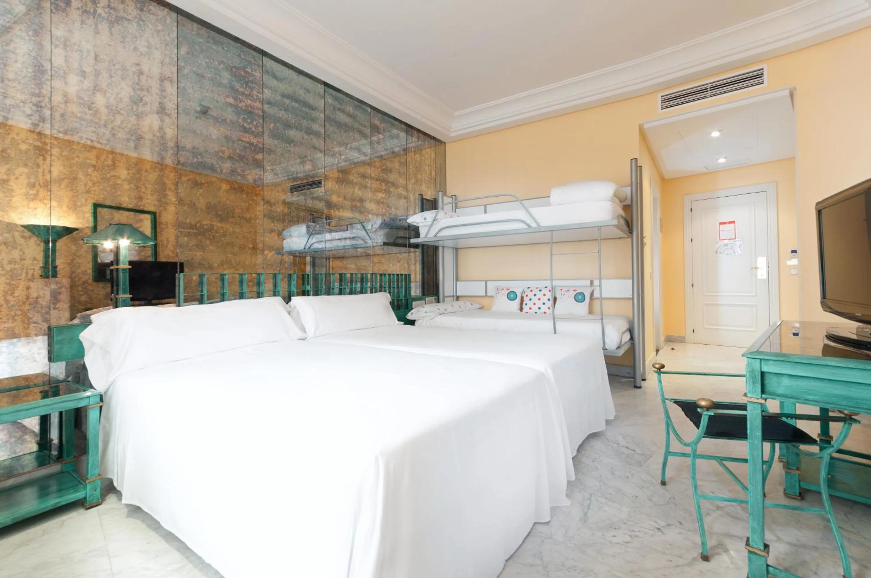 Photo of the whole room, Bed in AZZ Mérida Medea Hotel