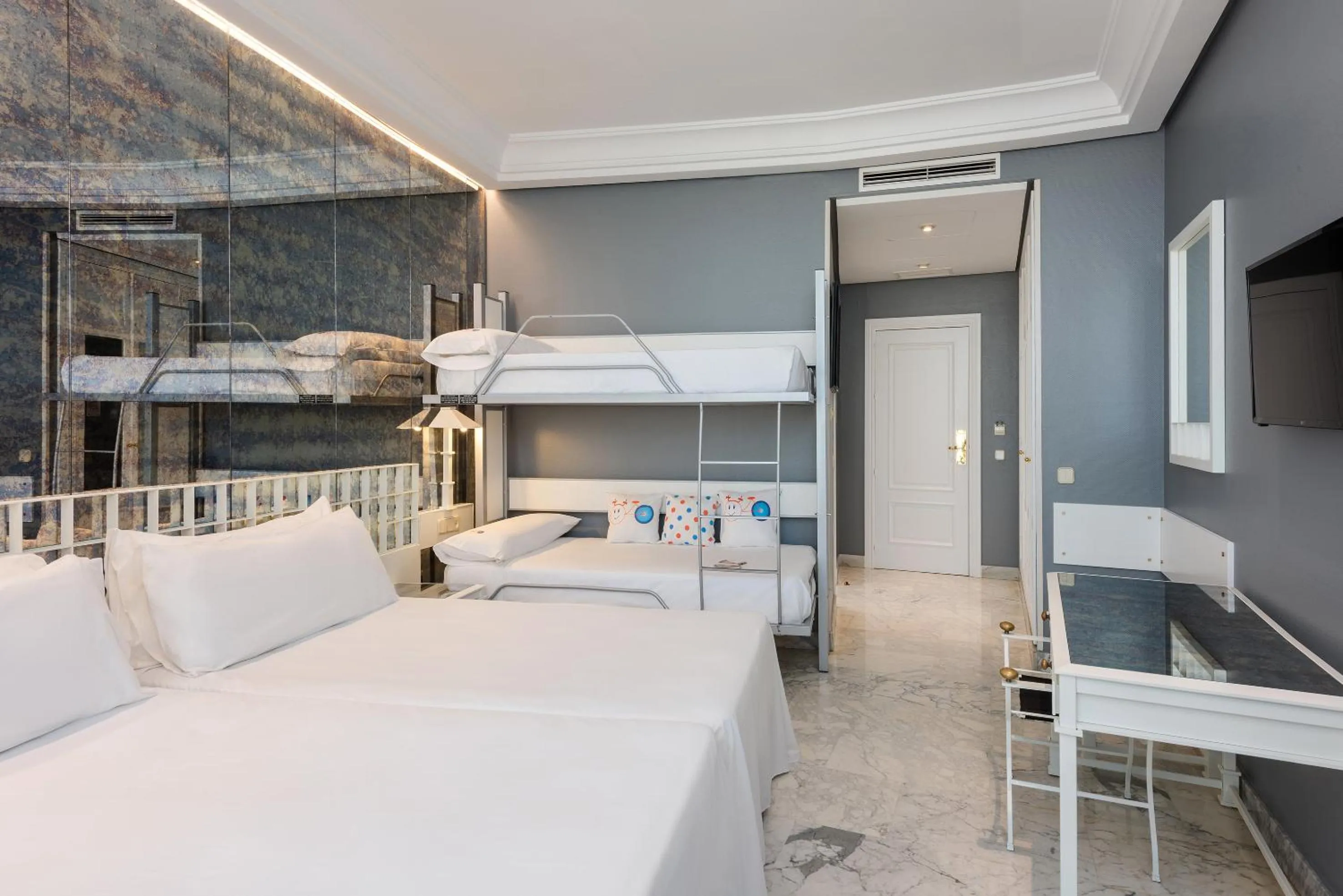 Photo of the whole room, Bed in AZZ Mérida Medea Hotel