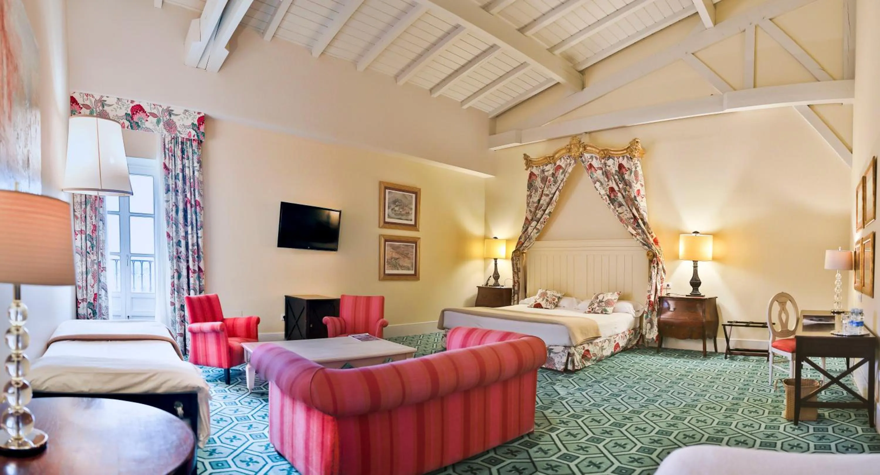 Photo of the whole room, Bed in Hotel Palacio Urgoiti