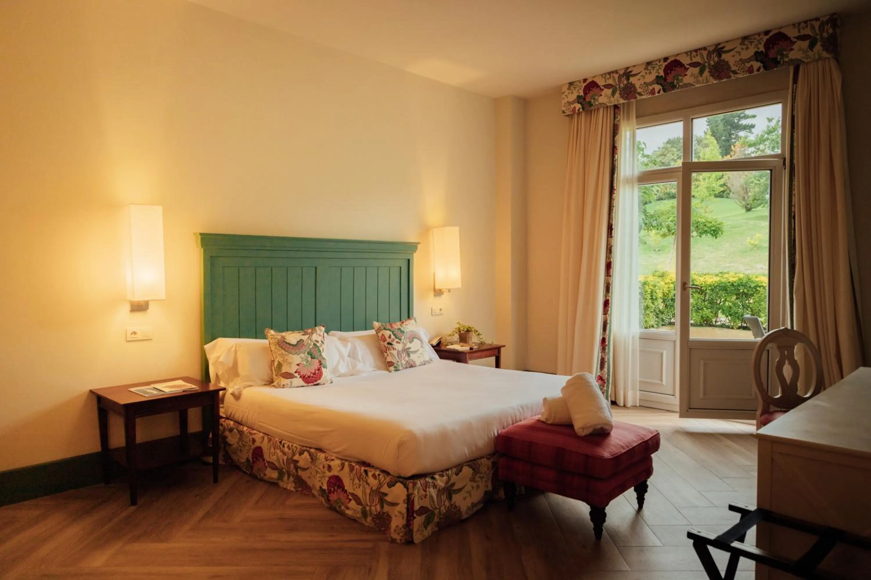 Photo of the whole room, Bed in Hotel Palacio Urgoiti