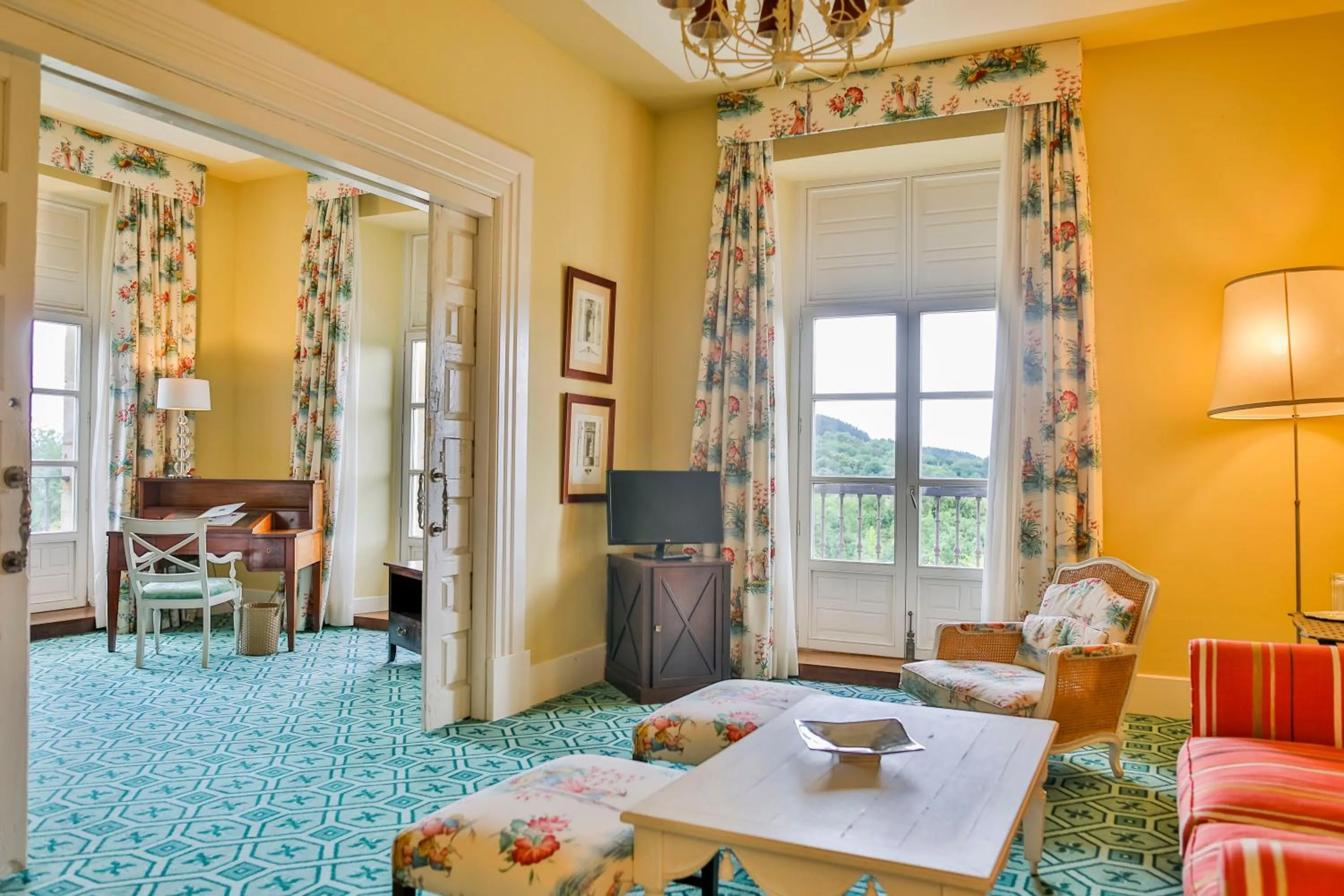 Seating area in Hotel Palacio Urgoiti