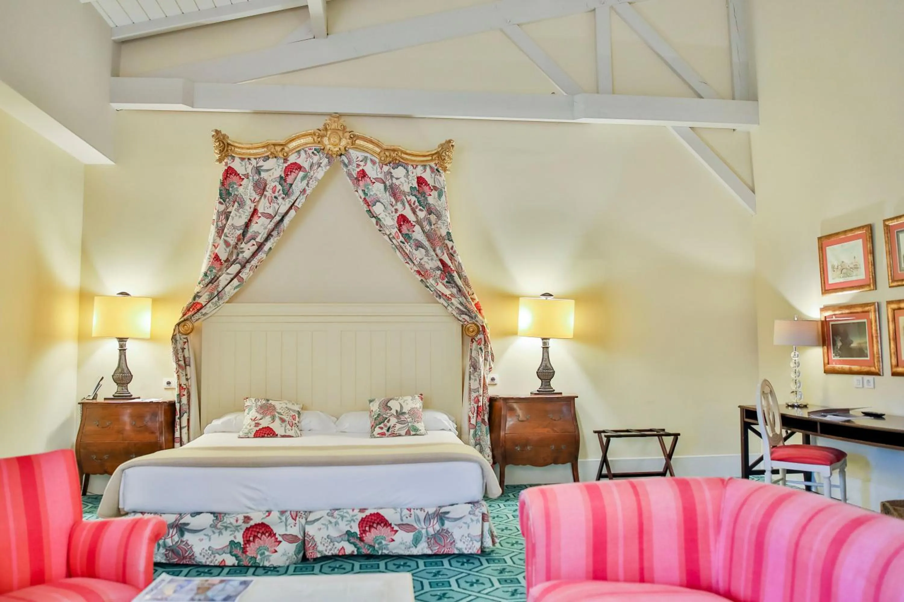 Photo of the whole room, Bed in Hotel Palacio Urgoiti