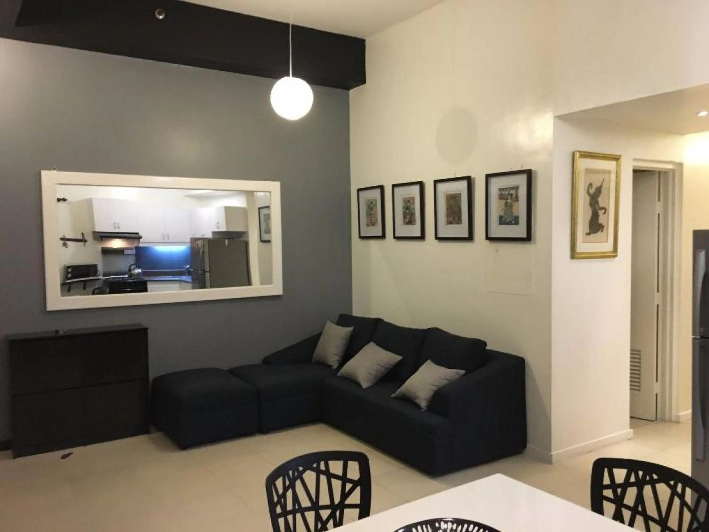 Living room in Spacious Penthouse Near NAIA with 24-7 Convenience