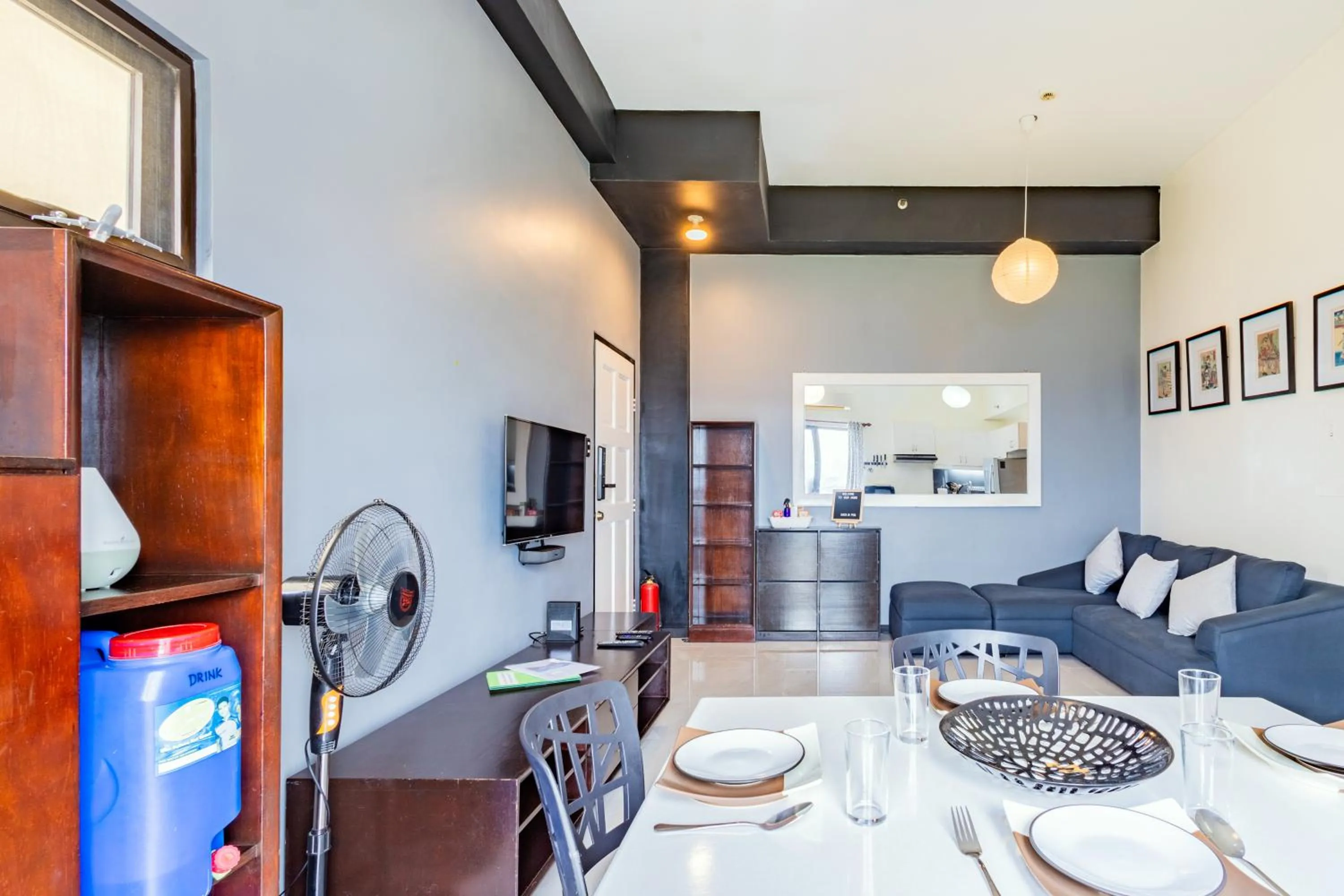 TV and multimedia in Spacious Penthouse Near NAIA with 24-7 Convenience