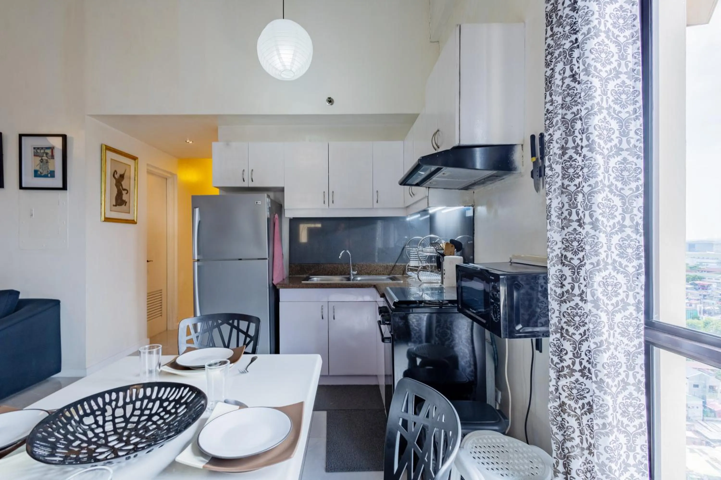 Dining area in Spacious Penthouse Near NAIA with 24-7 Convenience