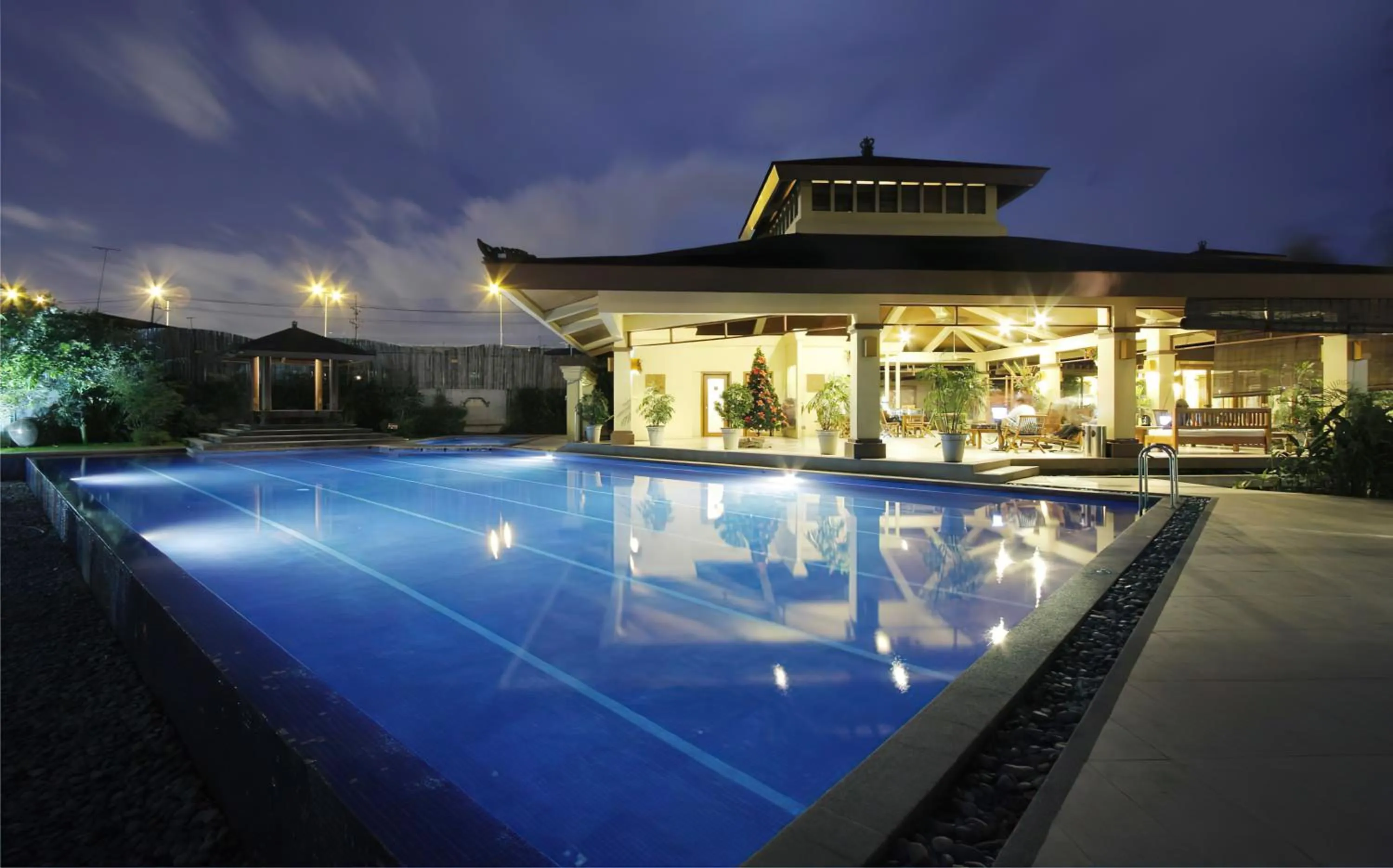 Restaurant/places to eat in Spacious Penthouse Near NAIA with 24-7 Convenience