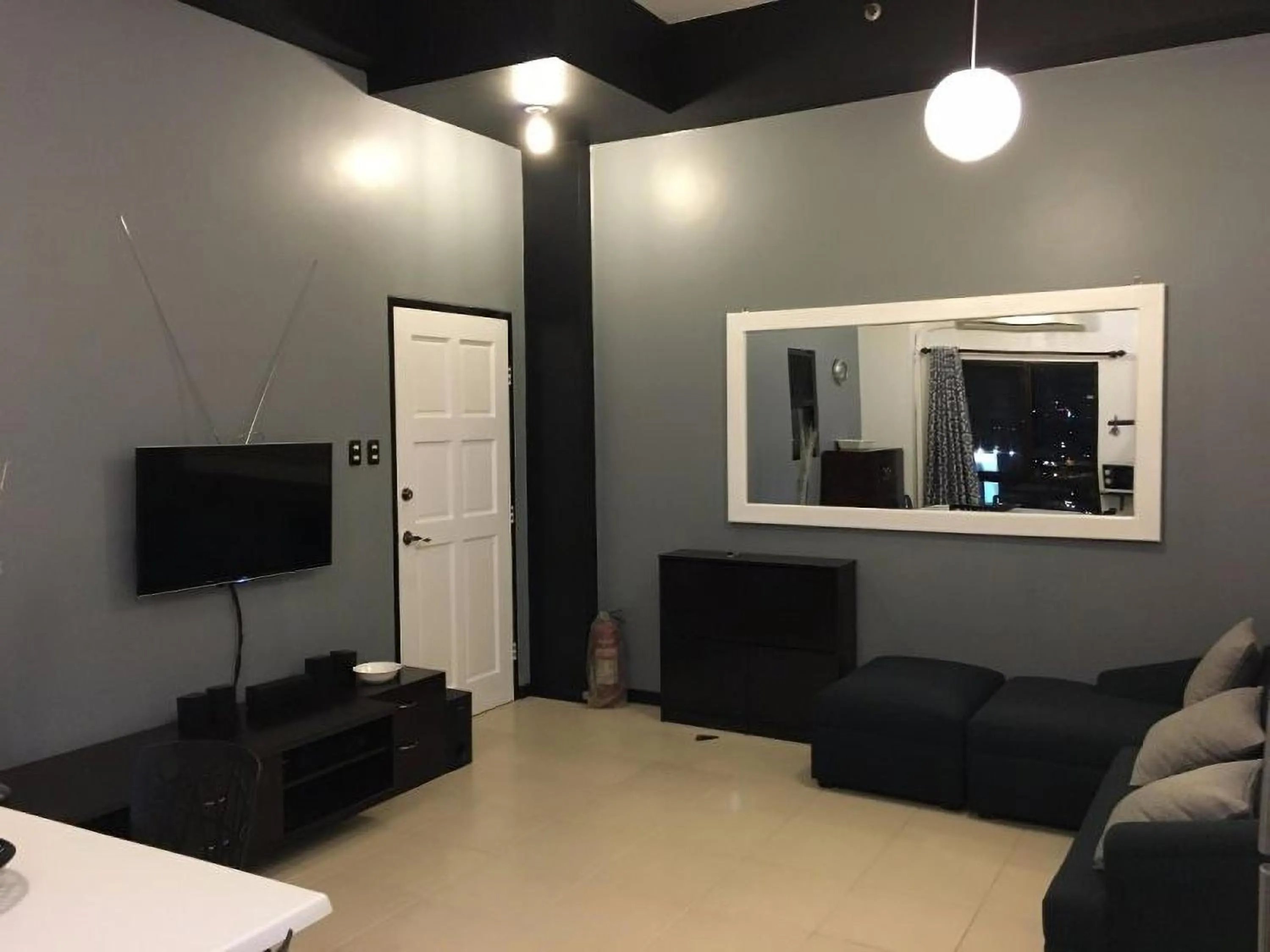 TV and multimedia in Spacious Penthouse Near NAIA with 24-7 Convenience