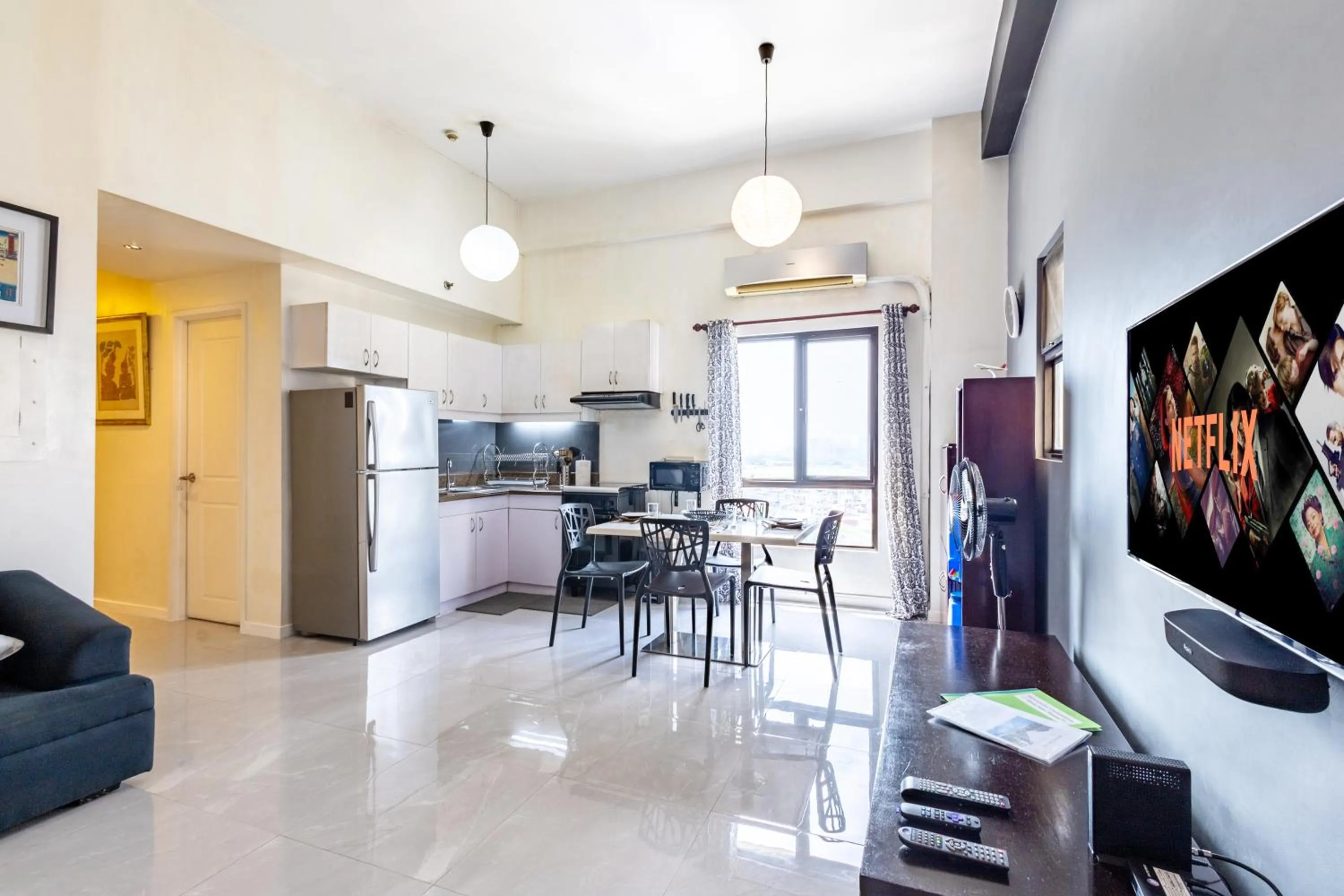 TV and multimedia in Spacious Penthouse Near NAIA with 24-7 Convenience