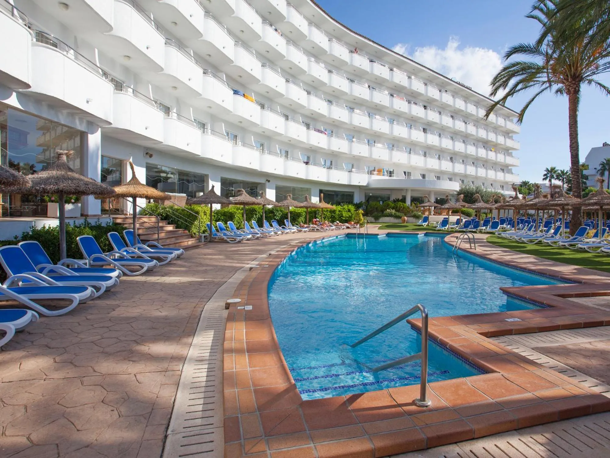 Swimming pool in Grupotel Maritimo