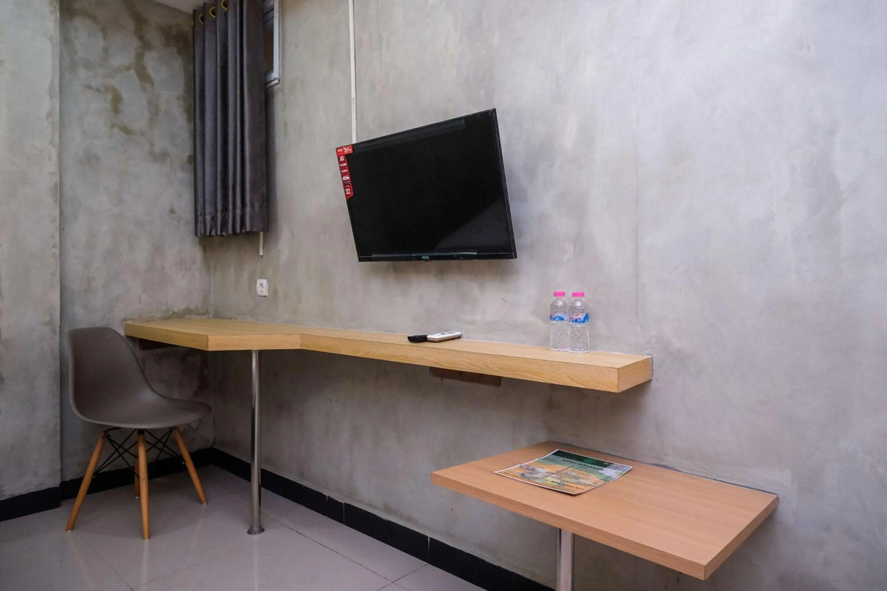 TV and multimedia in Urbanview Hotel Syariah Artamara Tegal by RedDoorz