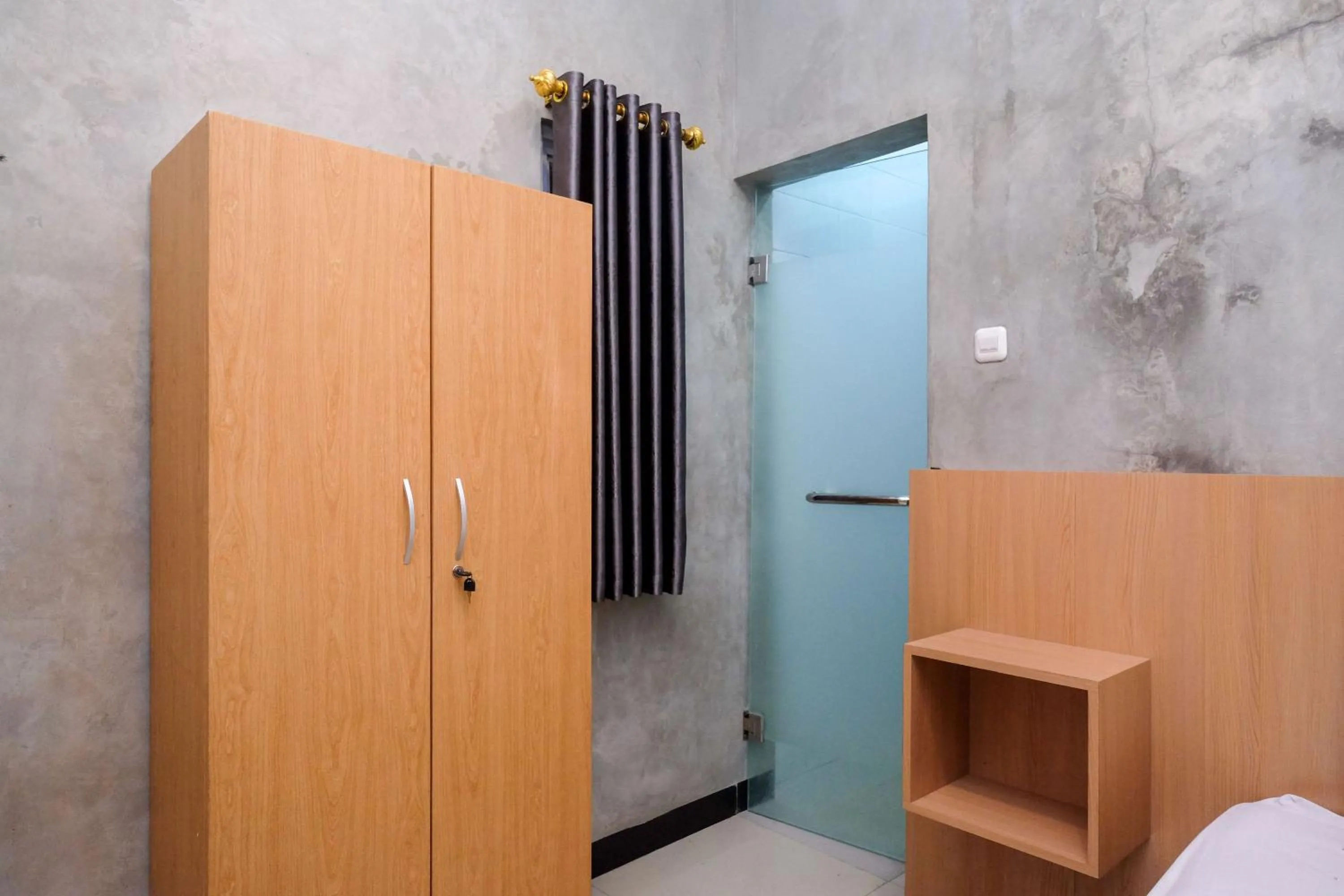 wardrobe, Bed in Urbanview Hotel Syariah Artamara Tegal by RedDoorz