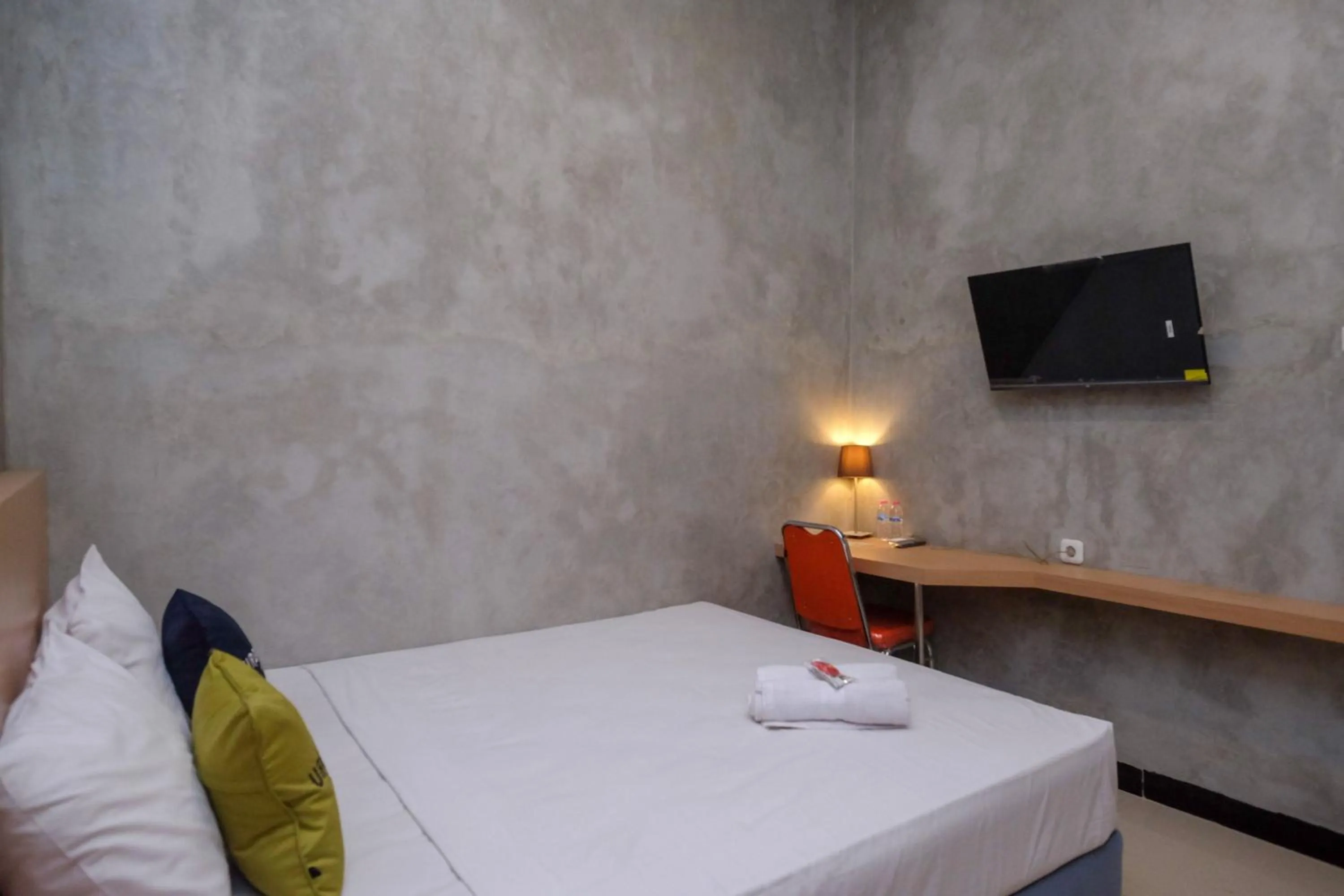 Bedroom, Bed in Urbanview Hotel Syariah Artamara Tegal by RedDoorz