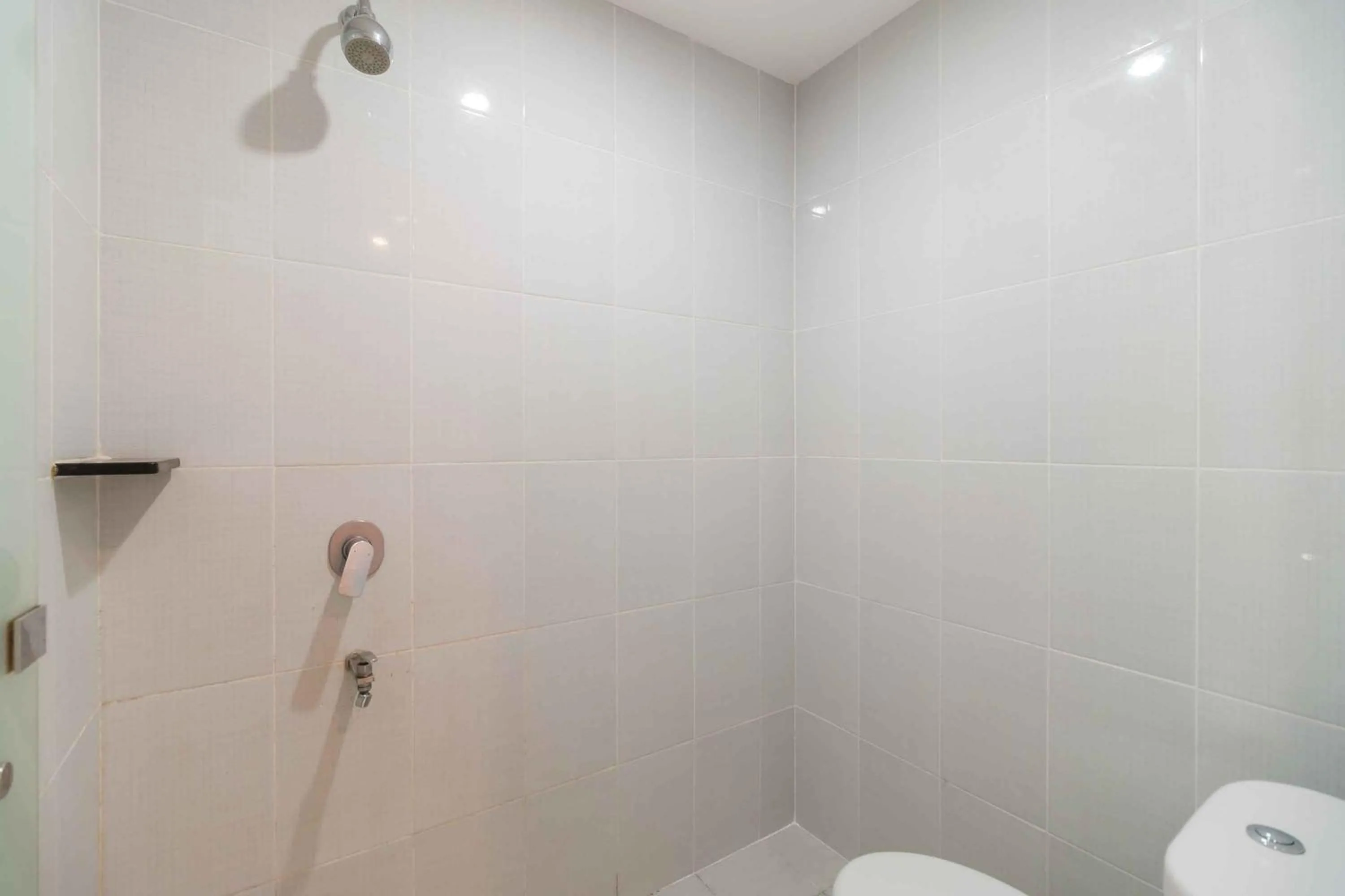 Bathroom in RedDoorz near Puskesmas Sei Jang Tanjung Pinang