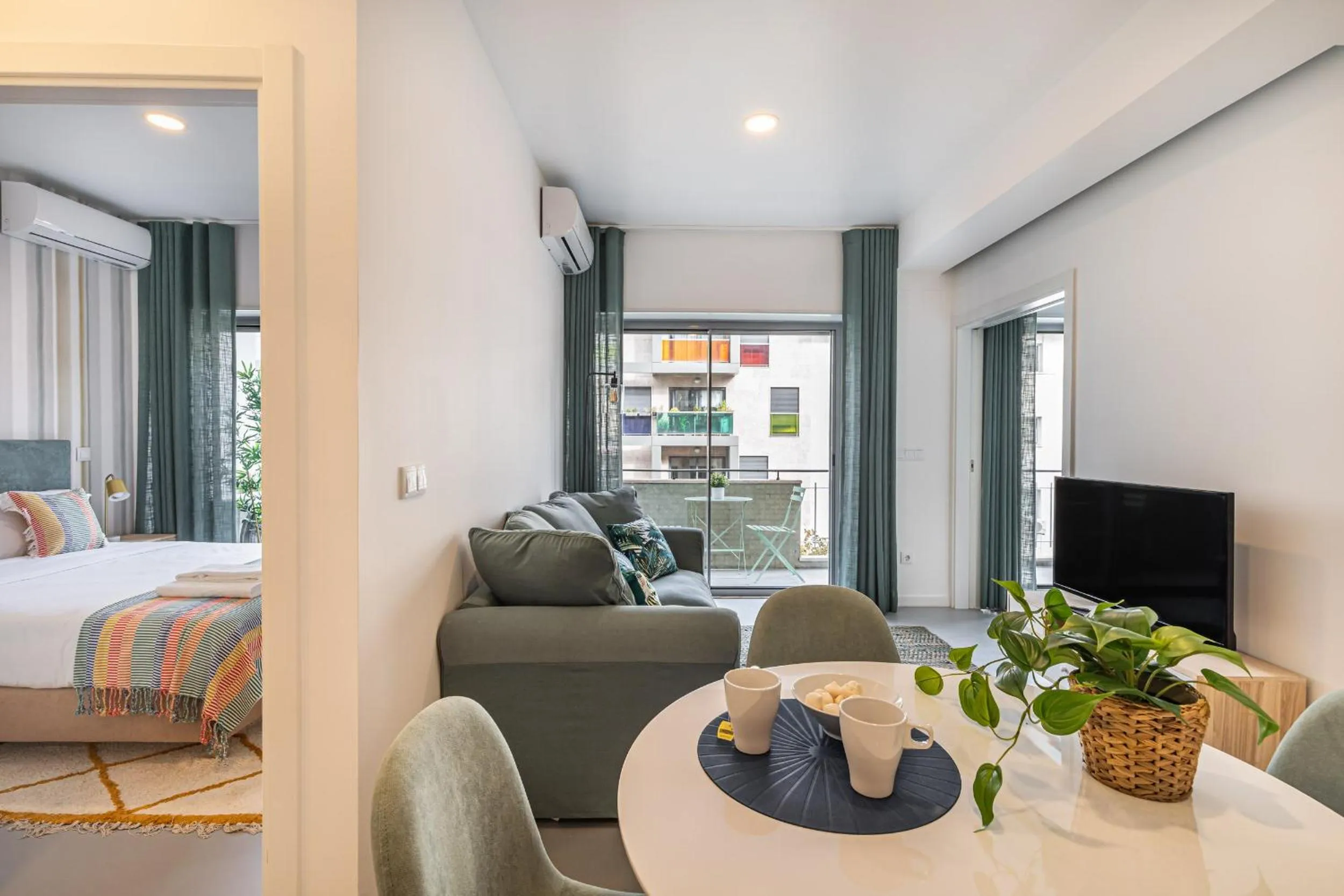 Living room, Bed in Succeed Campo Pequeno Apartments