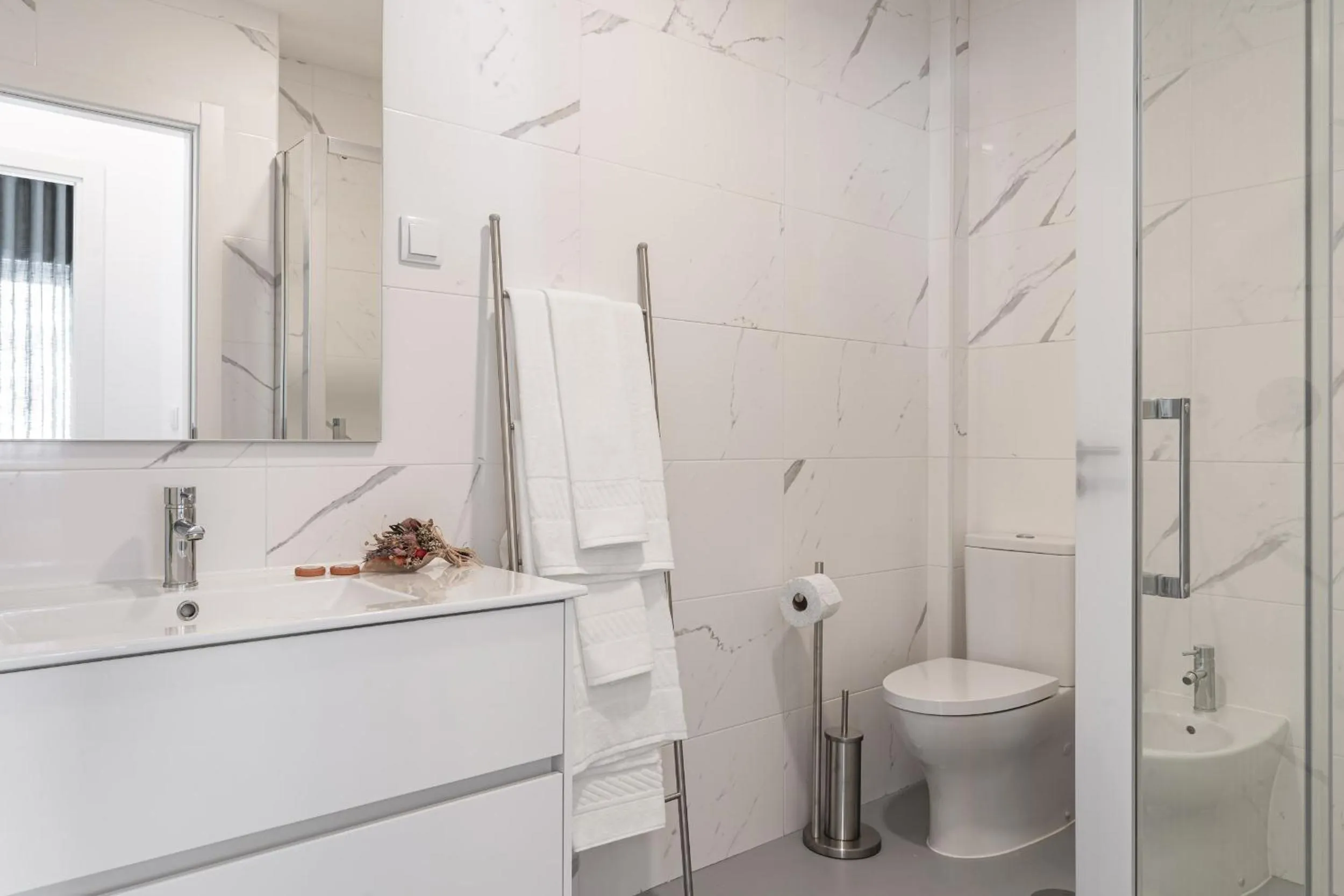 Shower in Succeed Campo Pequeno Apartments