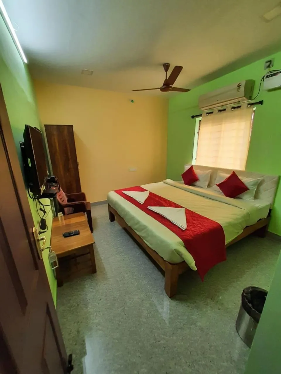 Bedroom, Bed in French Park Inn