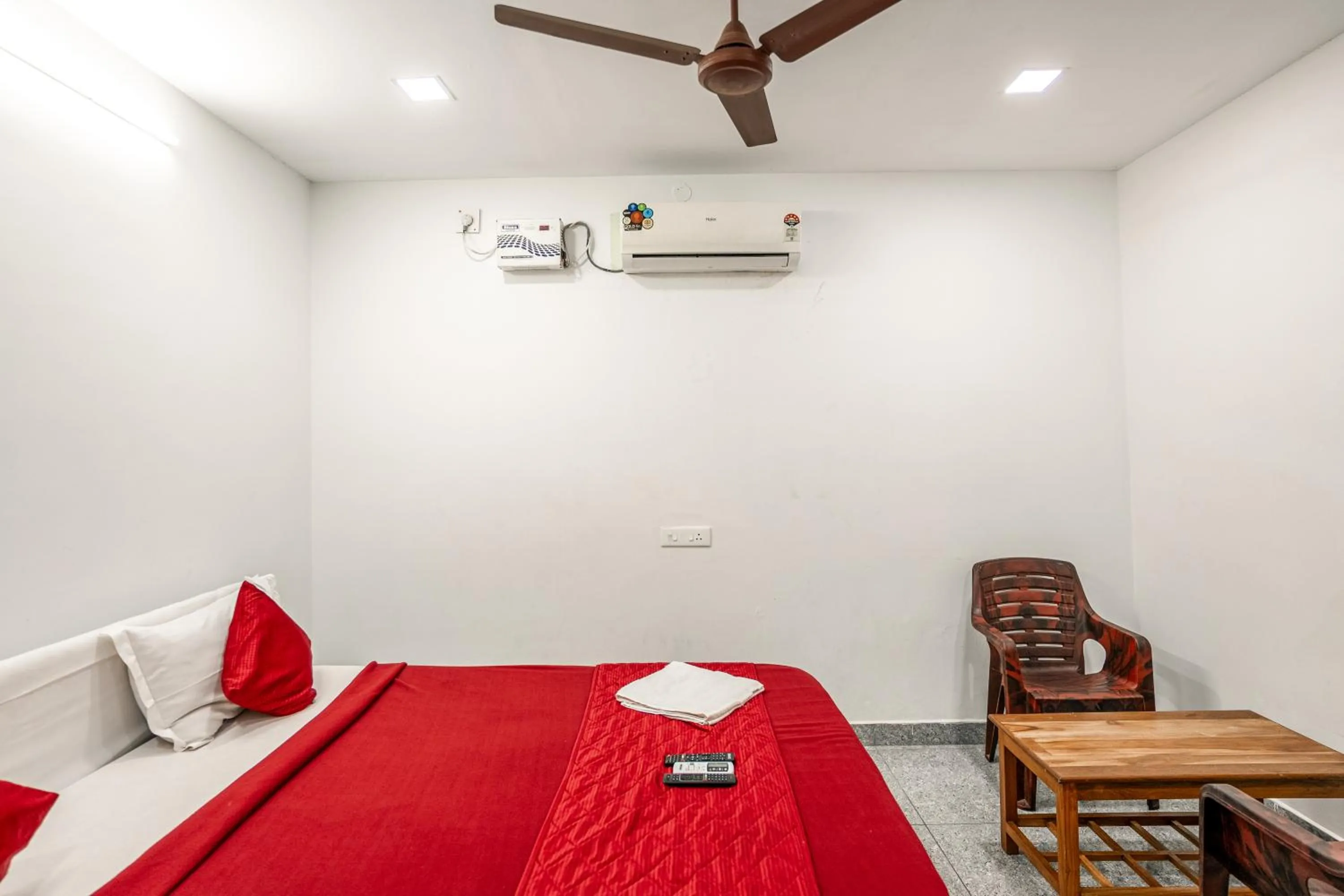 Photo of the whole room, Bed in French Park Inn