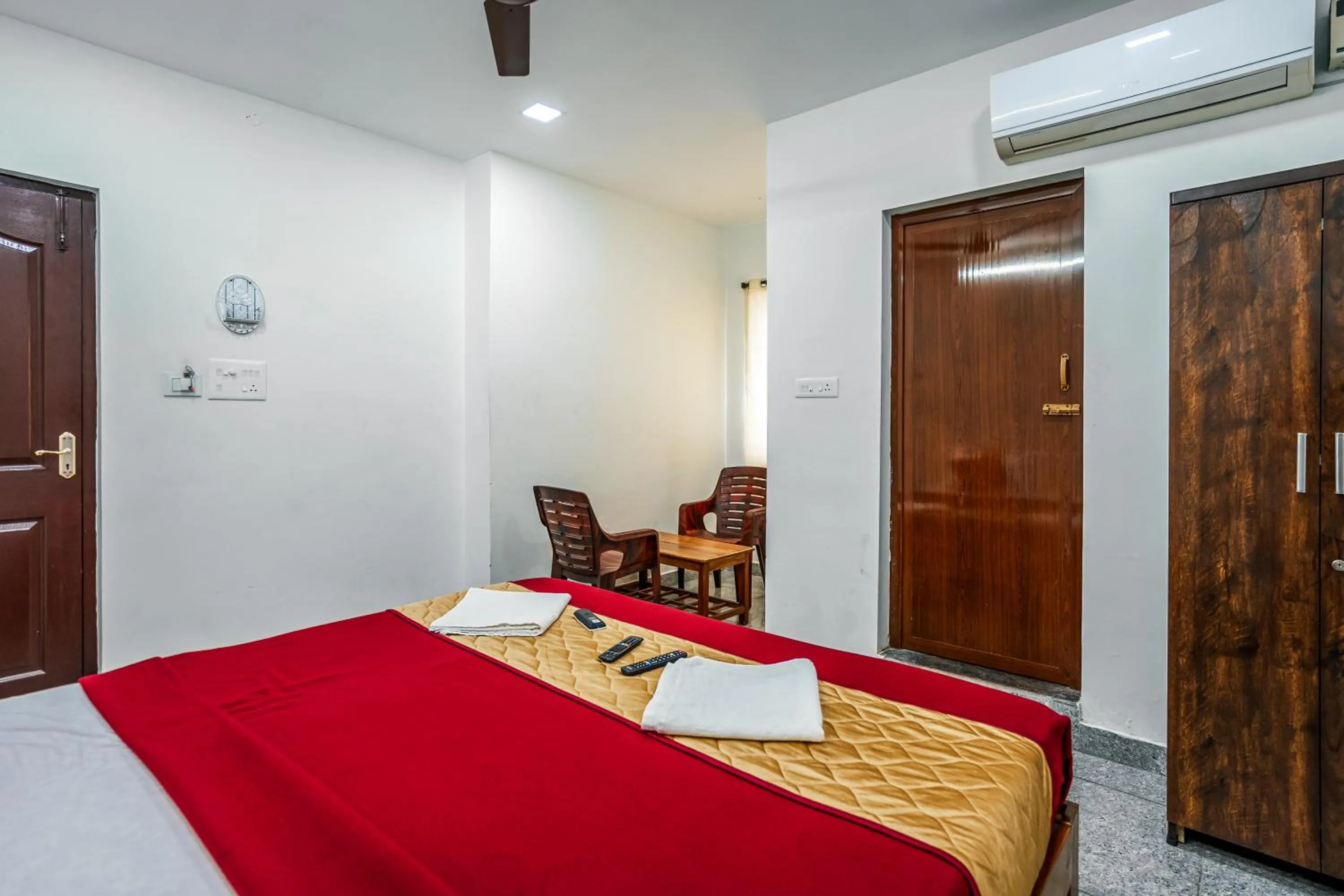 Photo of the whole room, Bed in French Park Inn