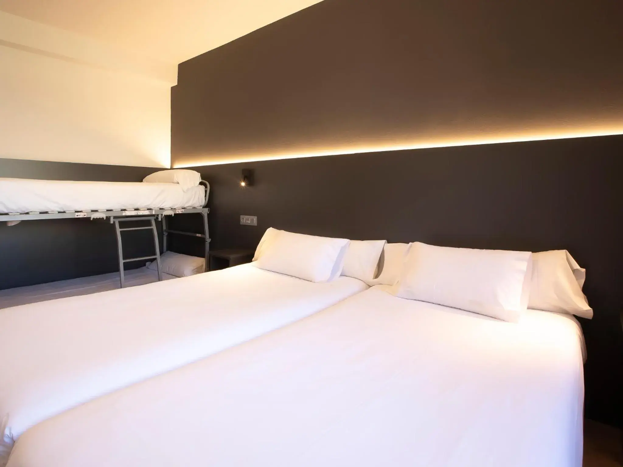 Quadruple Room in Sancho Ramirez Quadruple Room in Sancho Ramirez