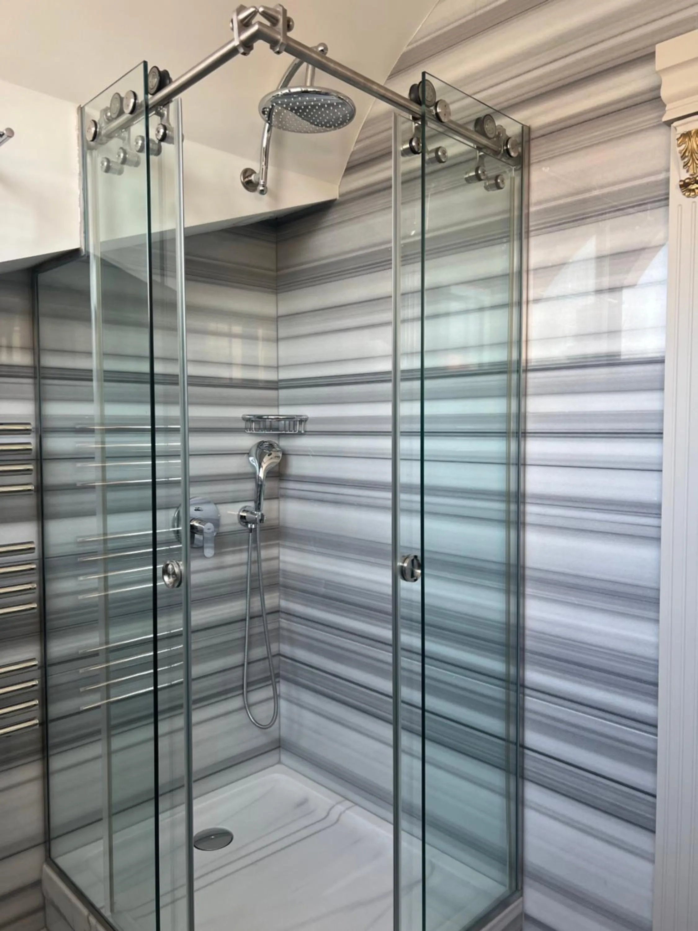 Shower in MANORS HOTEL