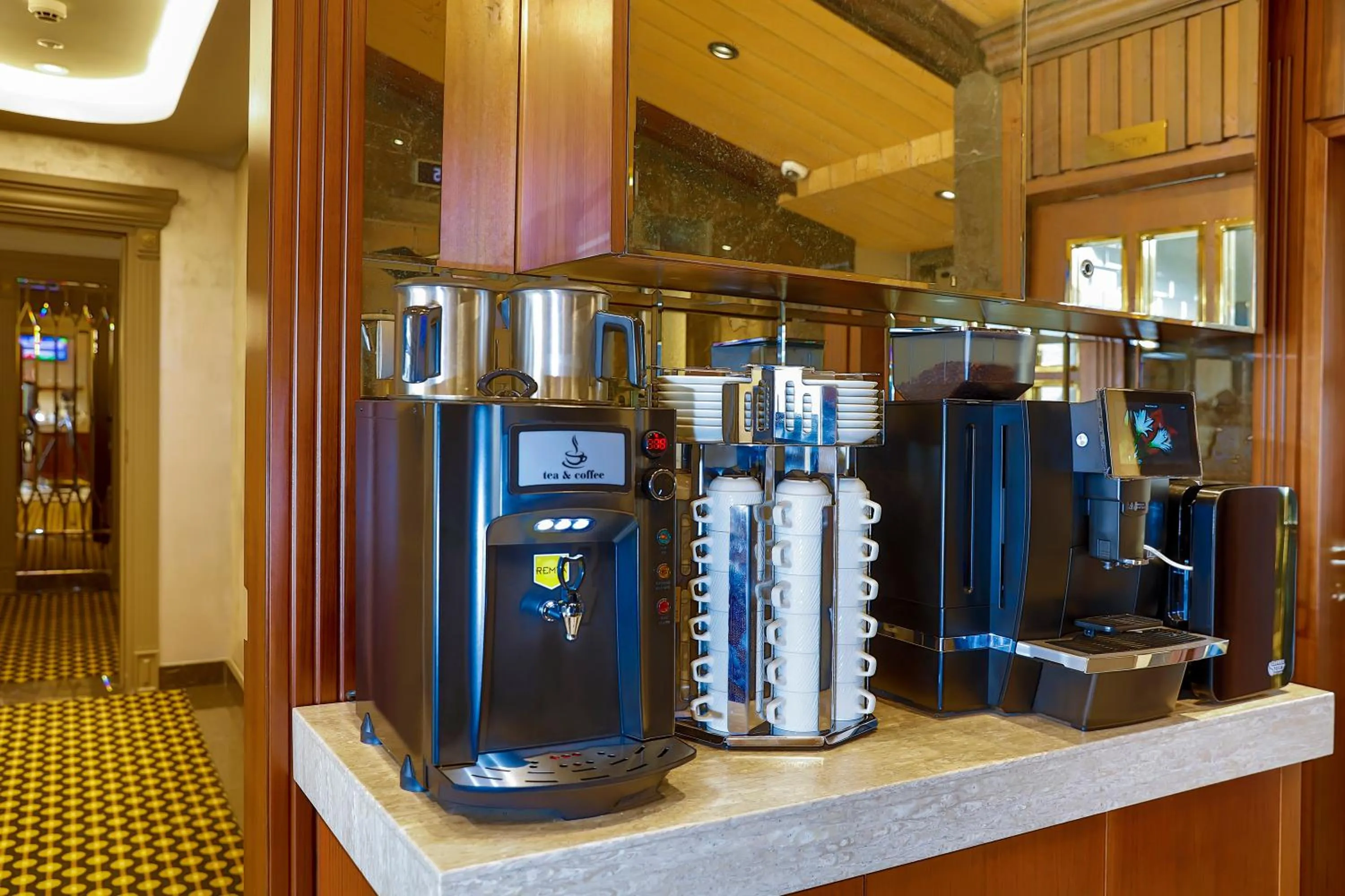 Coffee/tea facilities in MANORS HOTEL