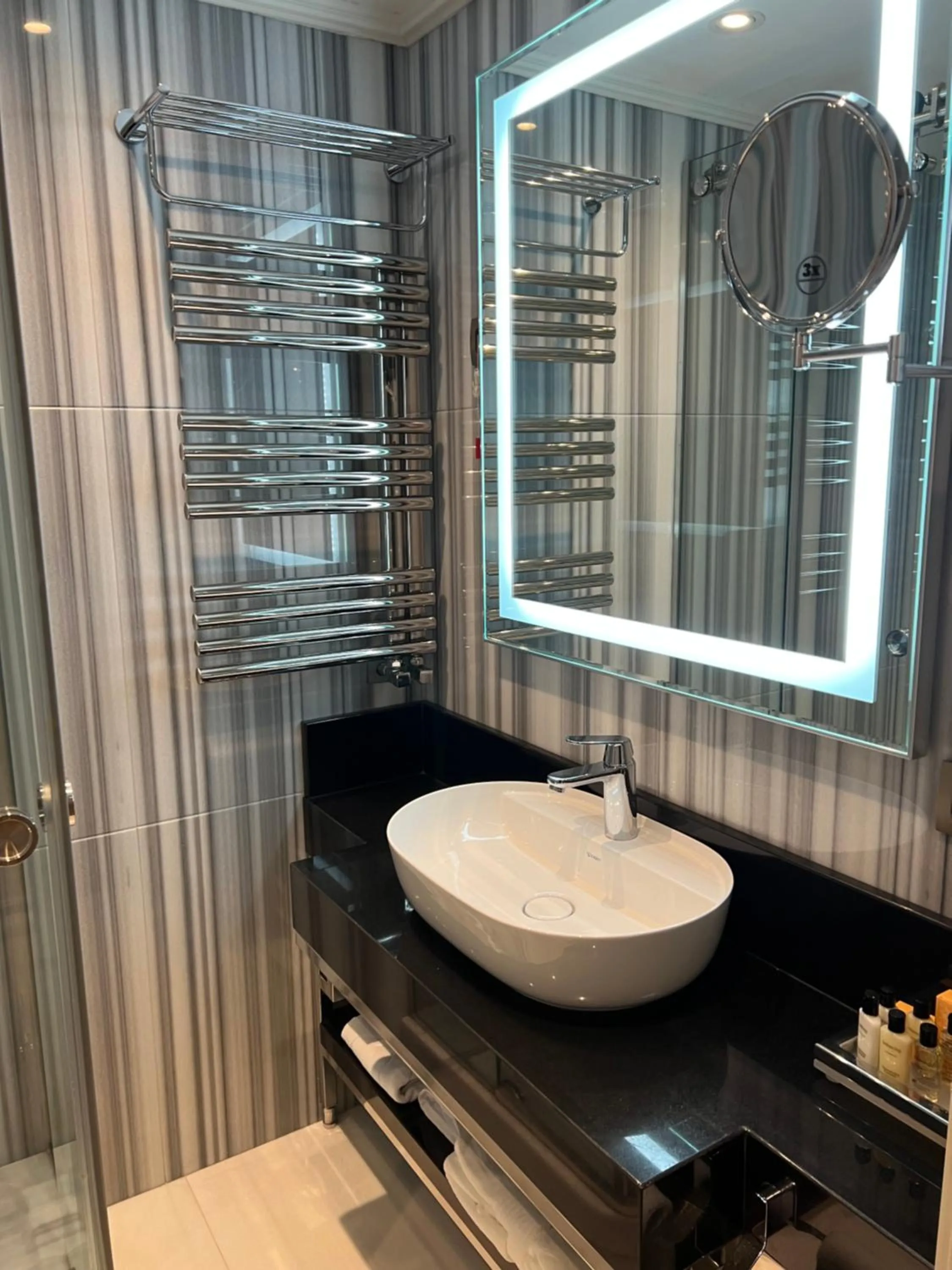 Bathroom in MANORS HOTEL