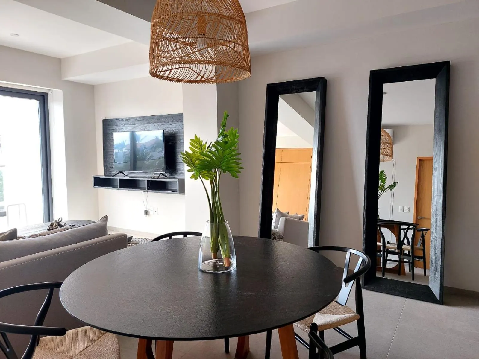 Dining area in 105 Downtown