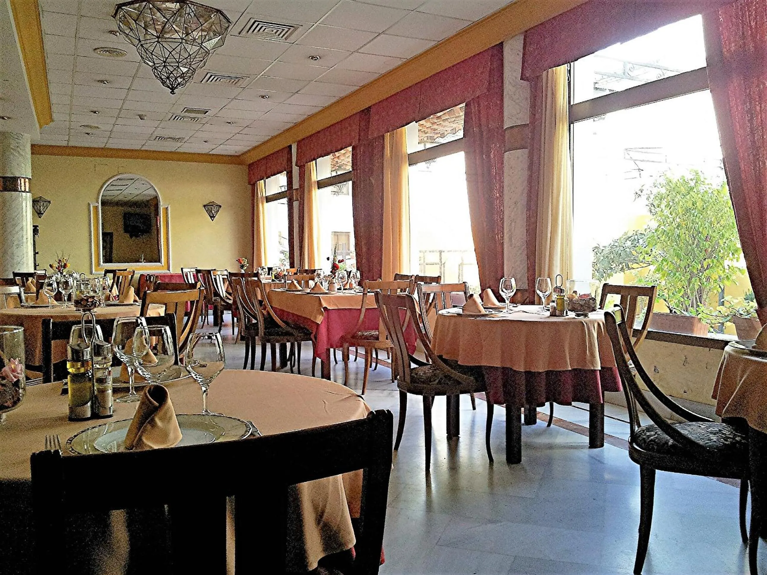 Restaurant/places to eat in Hotel Averroes