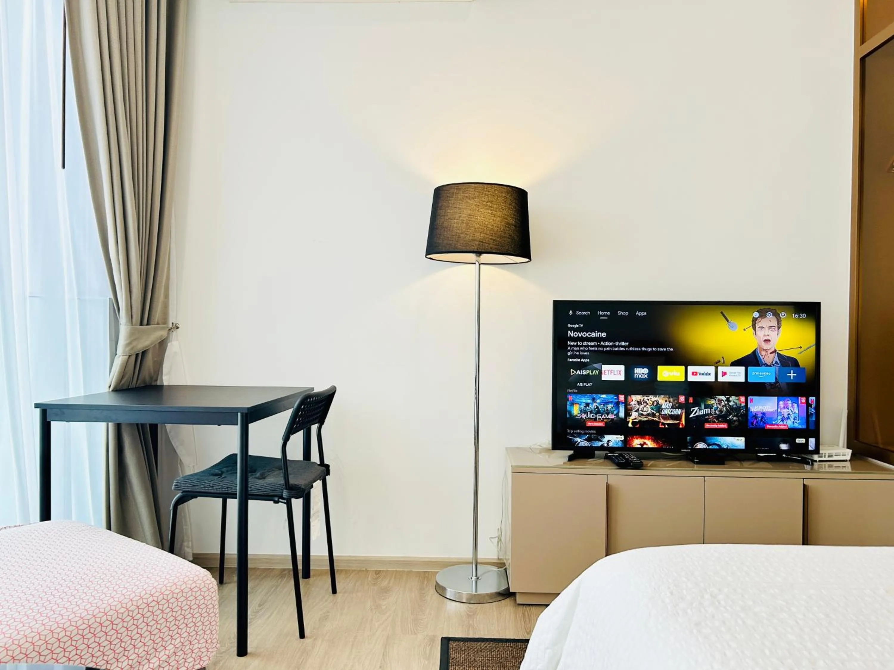 Seating area, Bed in Edge Central Pattaya By YoYo