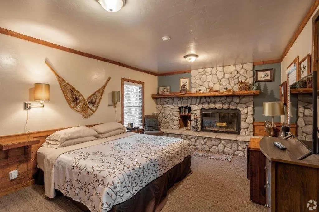 Bed in Idyllwild Inn