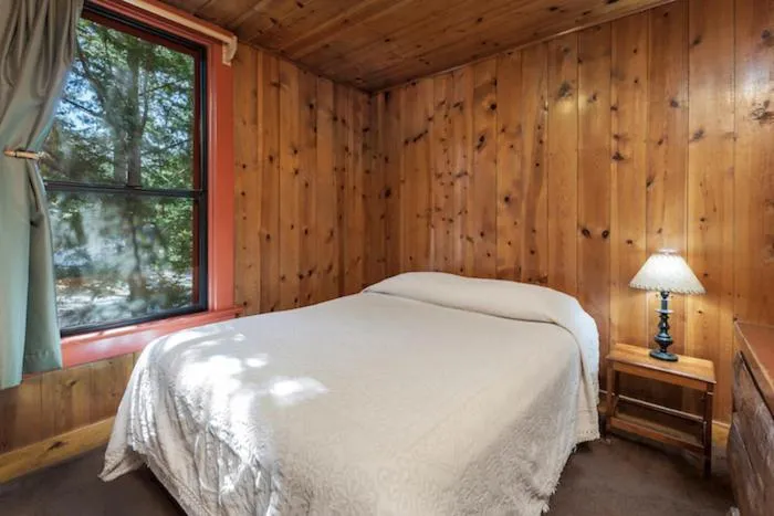 Bed in Idyllwild Inn