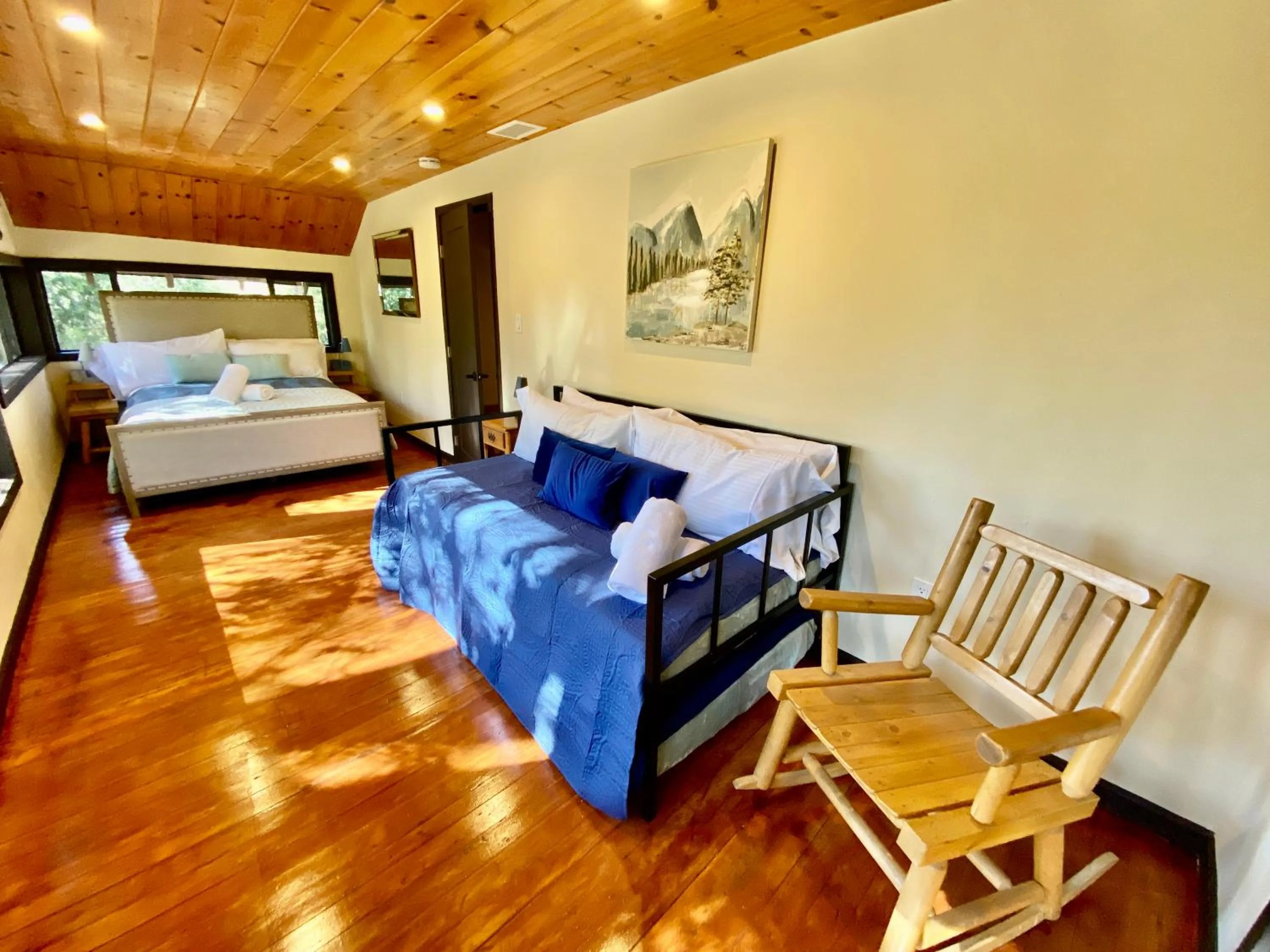 Bed in Idyllwild Inn