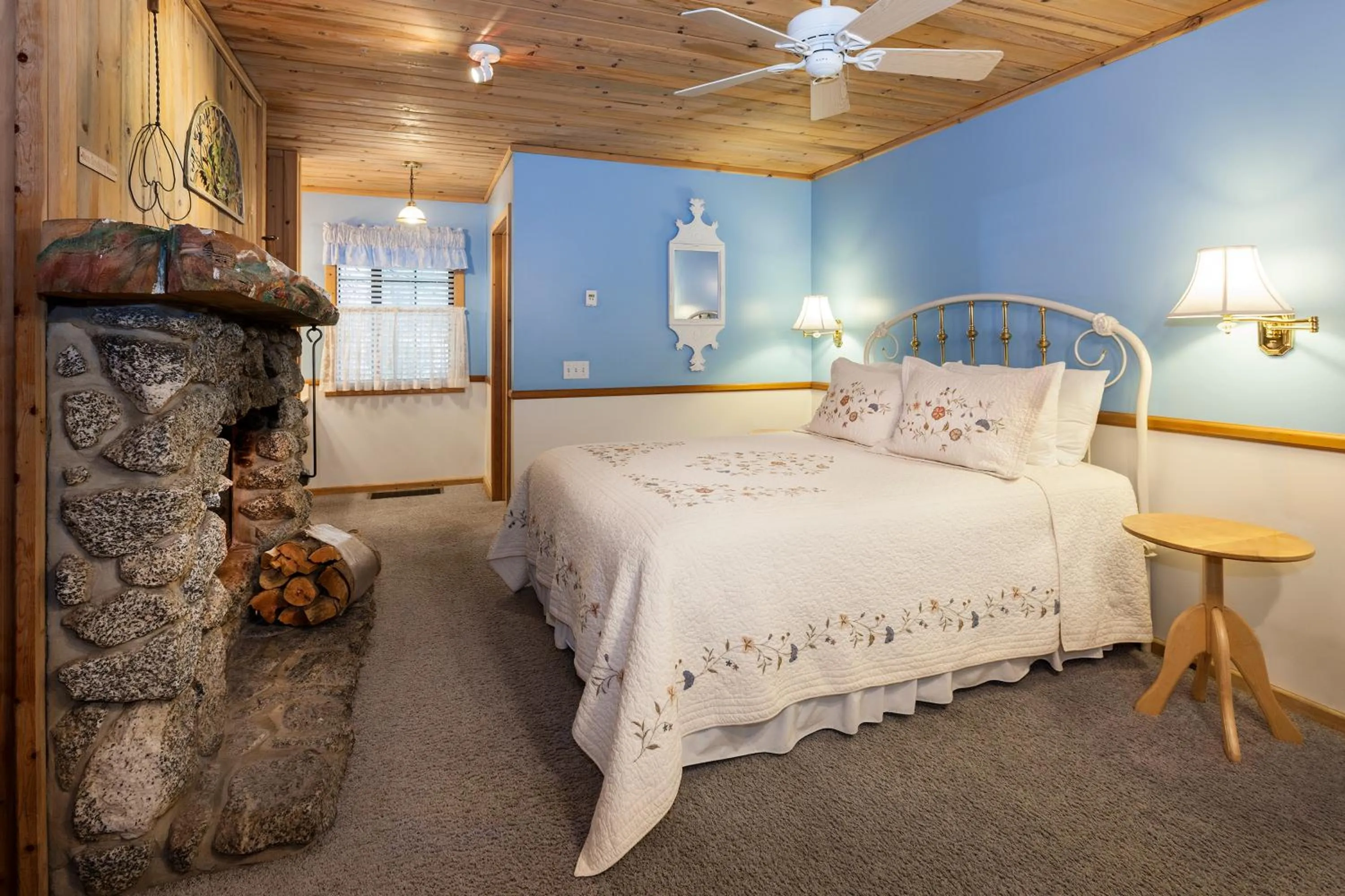 Bed in Idyllwild Inn