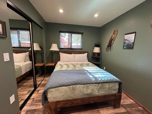Bed in Idyllwild Inn