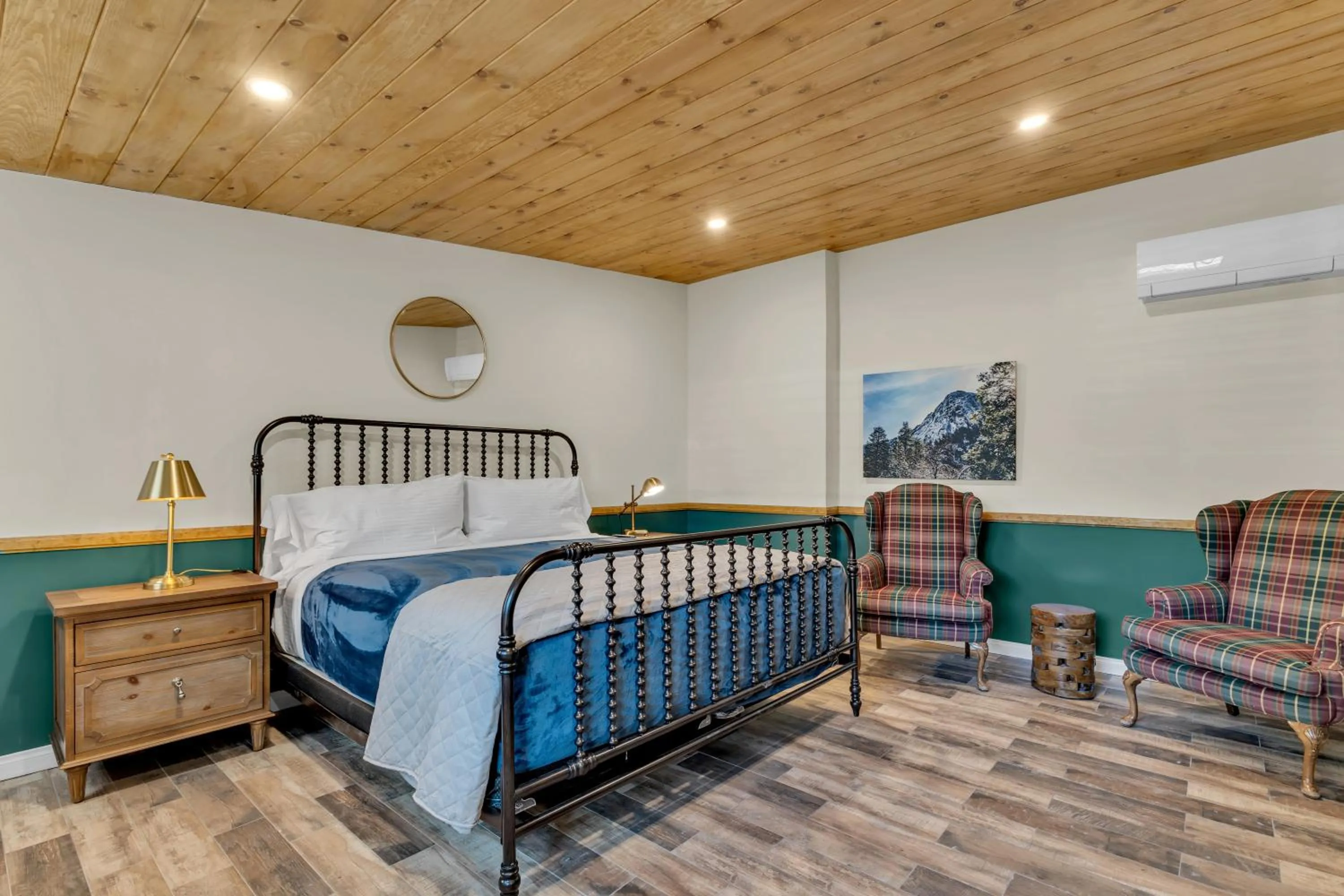 Bed in Idyllwild Inn