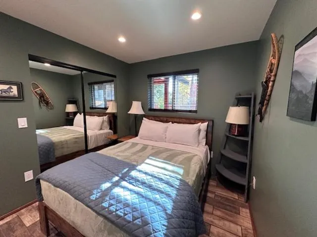 Bed in Idyllwild Inn