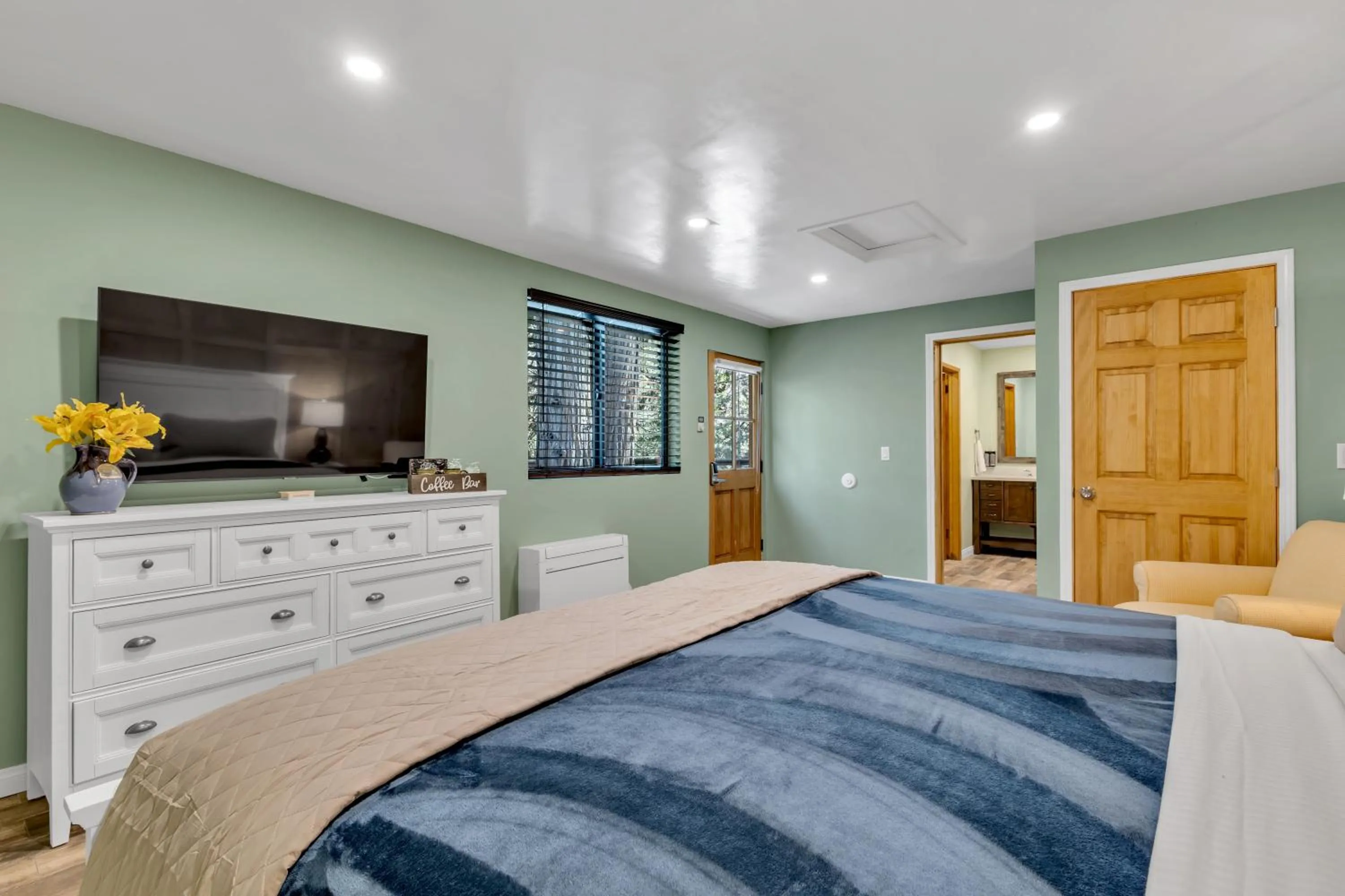 Bed in Idyllwild Inn