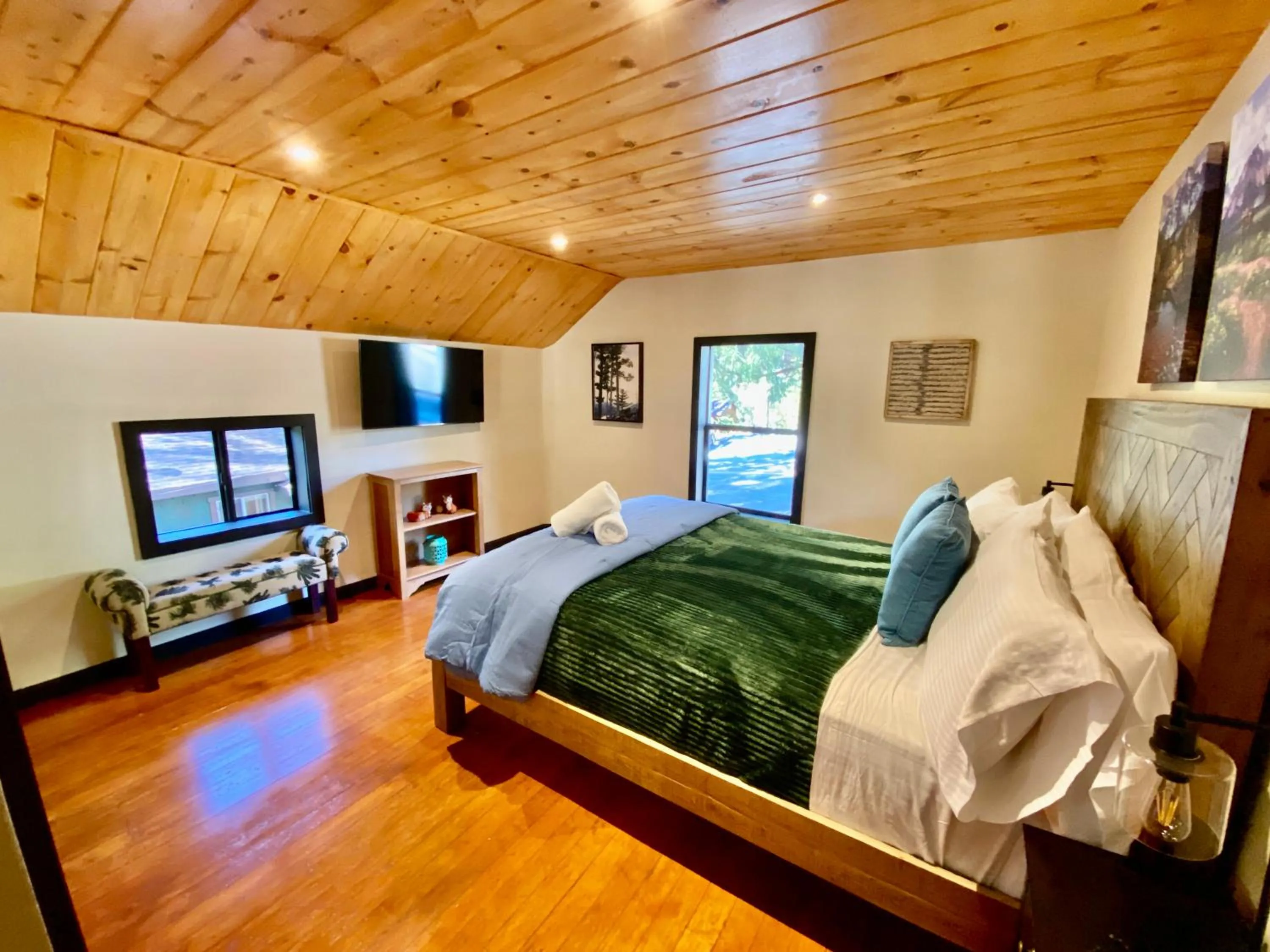 Bed in Idyllwild Inn