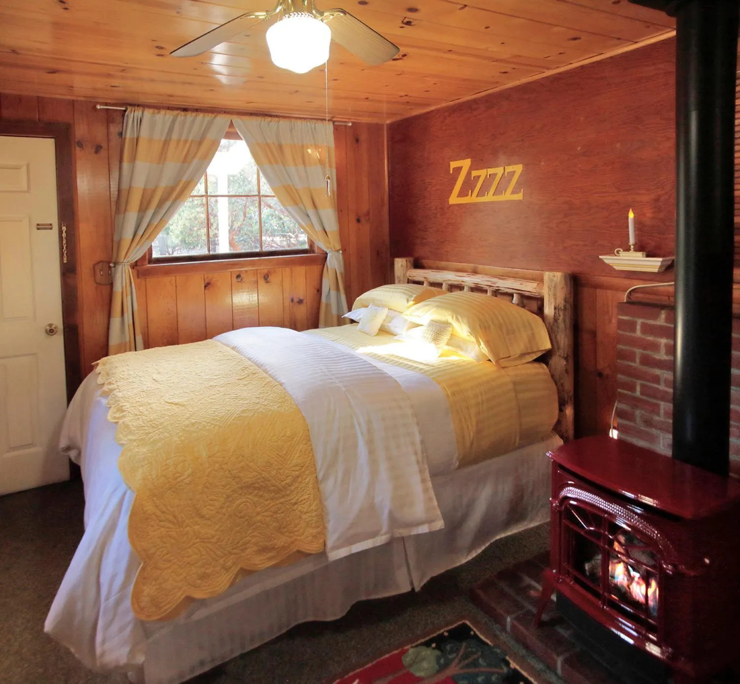 Bed in Idyllwild Inn