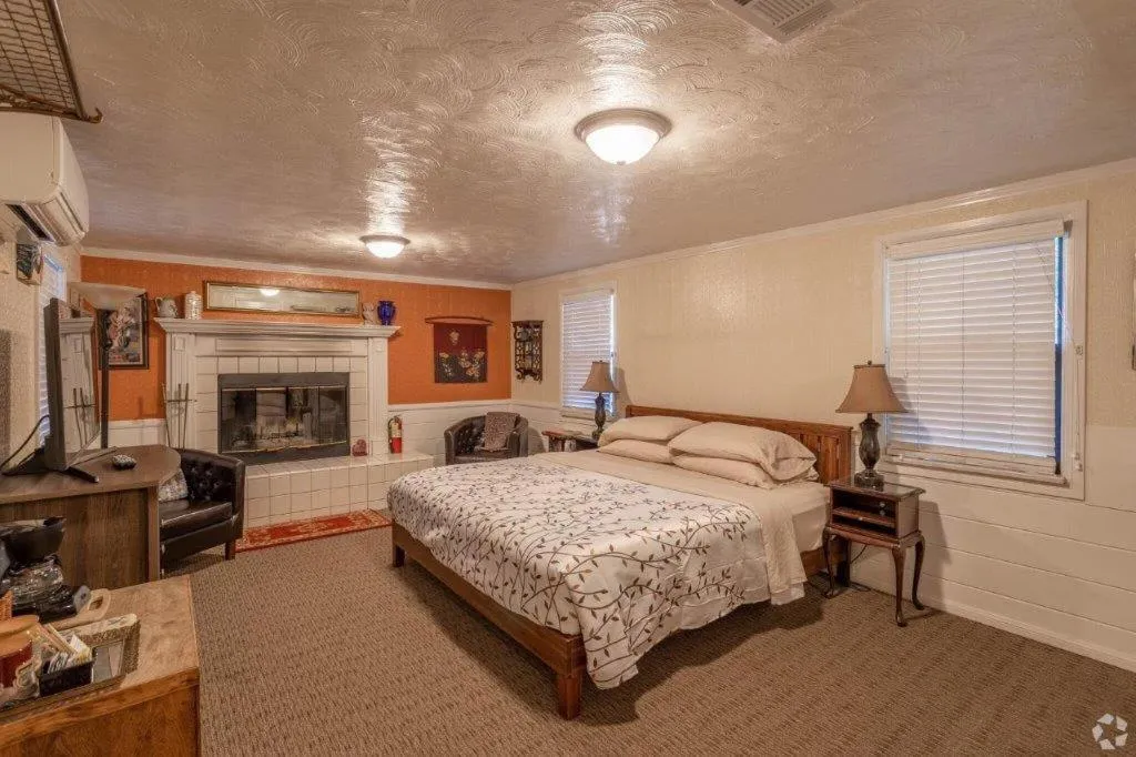 Bed in Idyllwild Inn