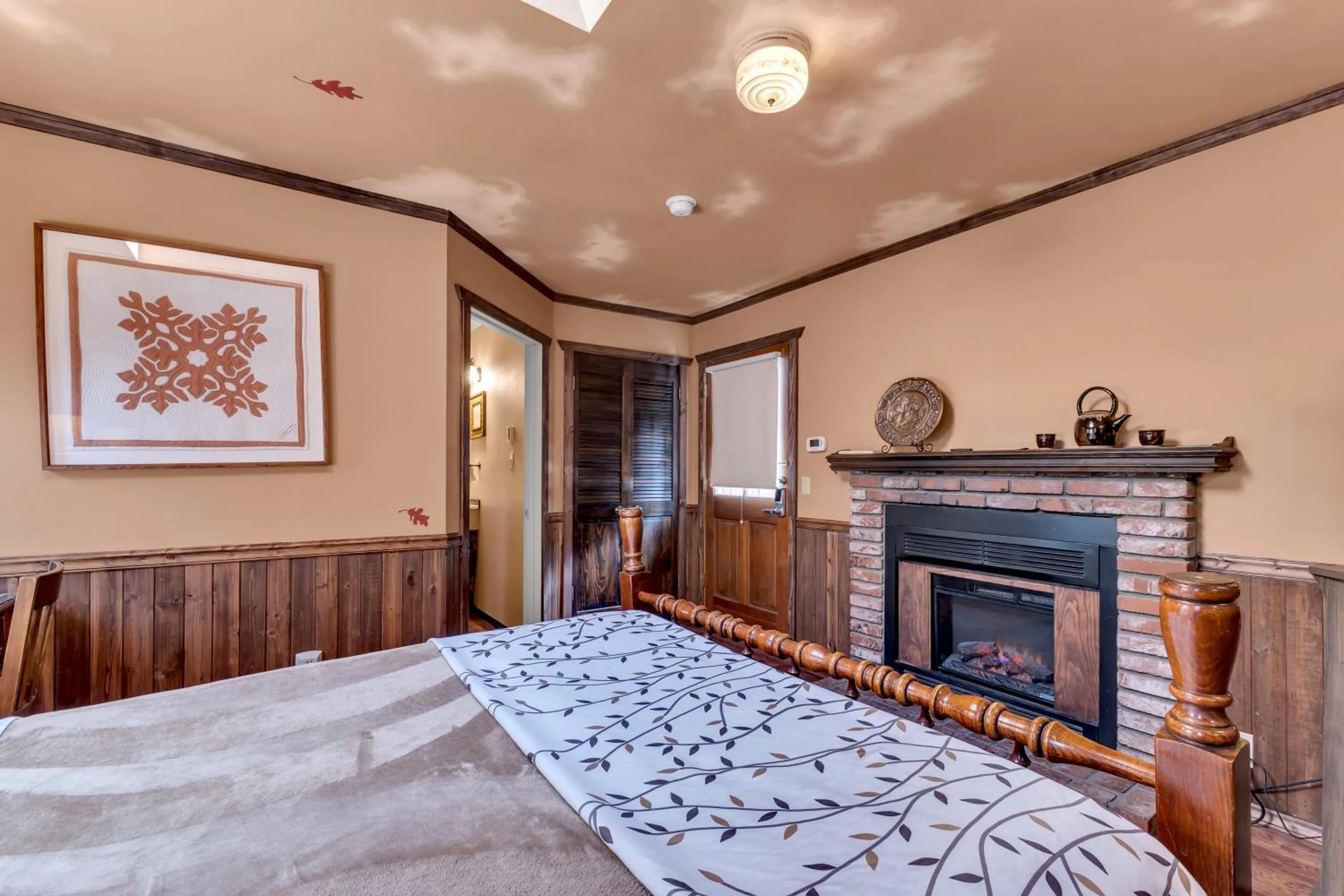 Bed in Idyllwild Inn