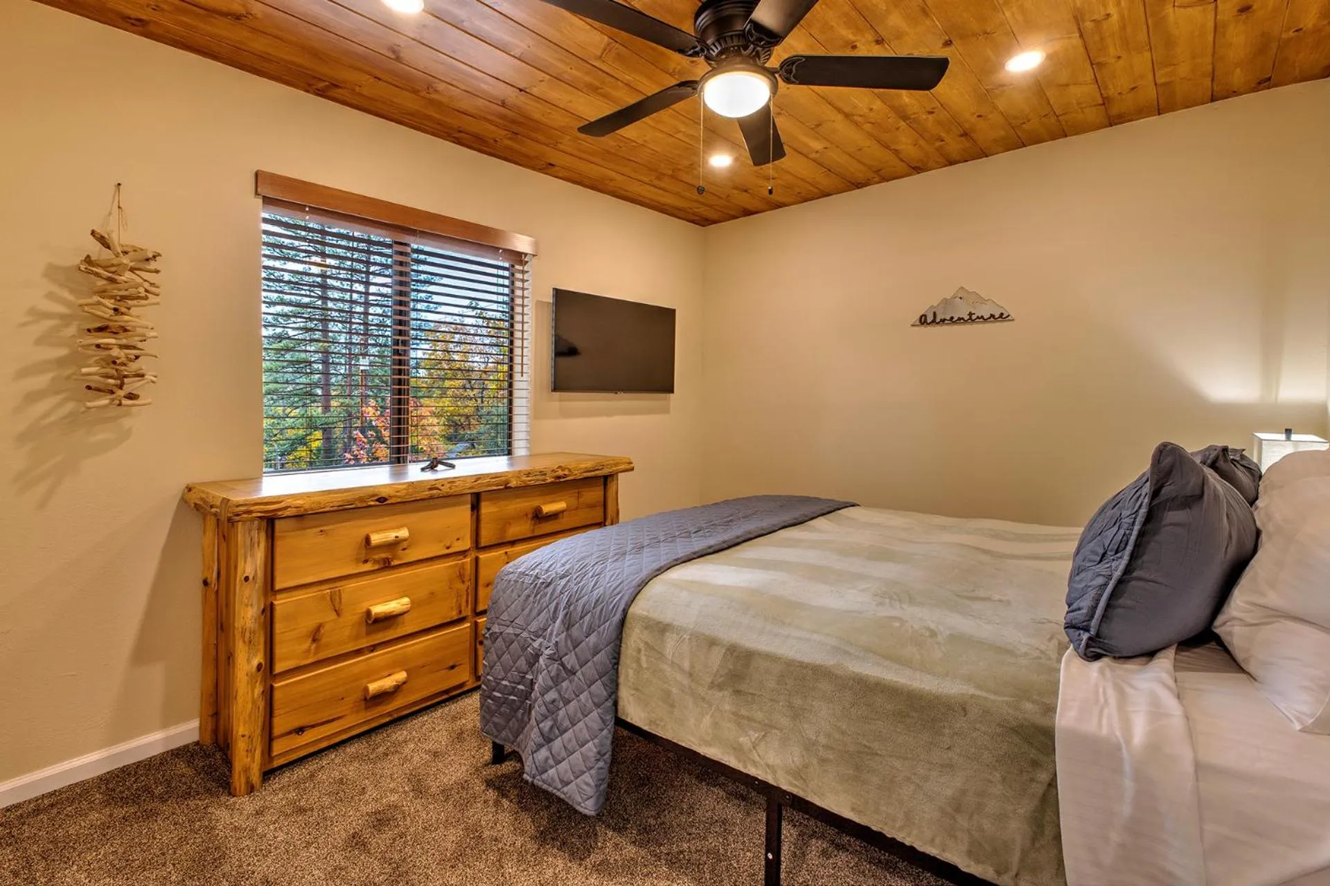 Bed in Idyllwild Inn