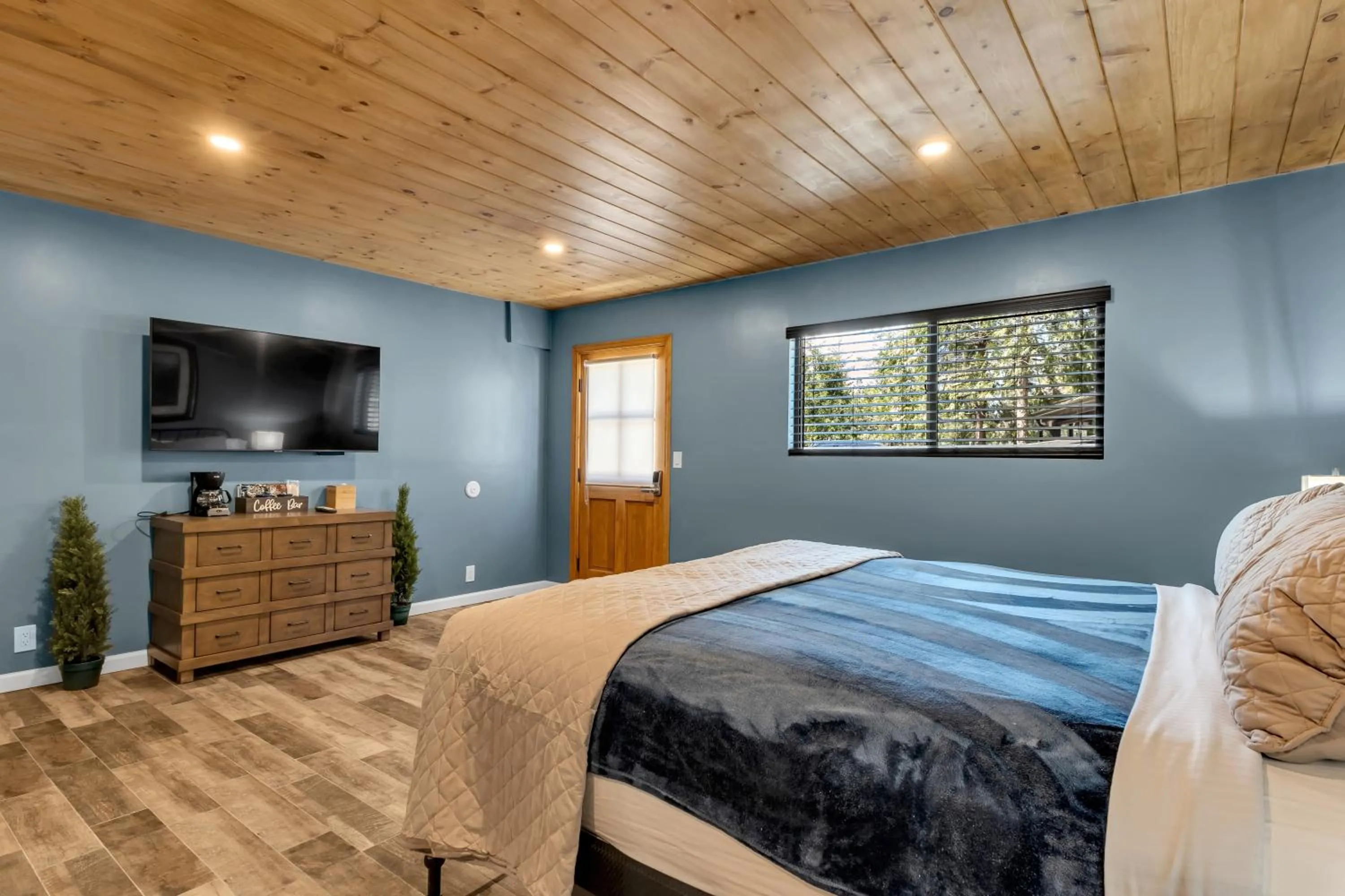 Bed in Idyllwild Inn