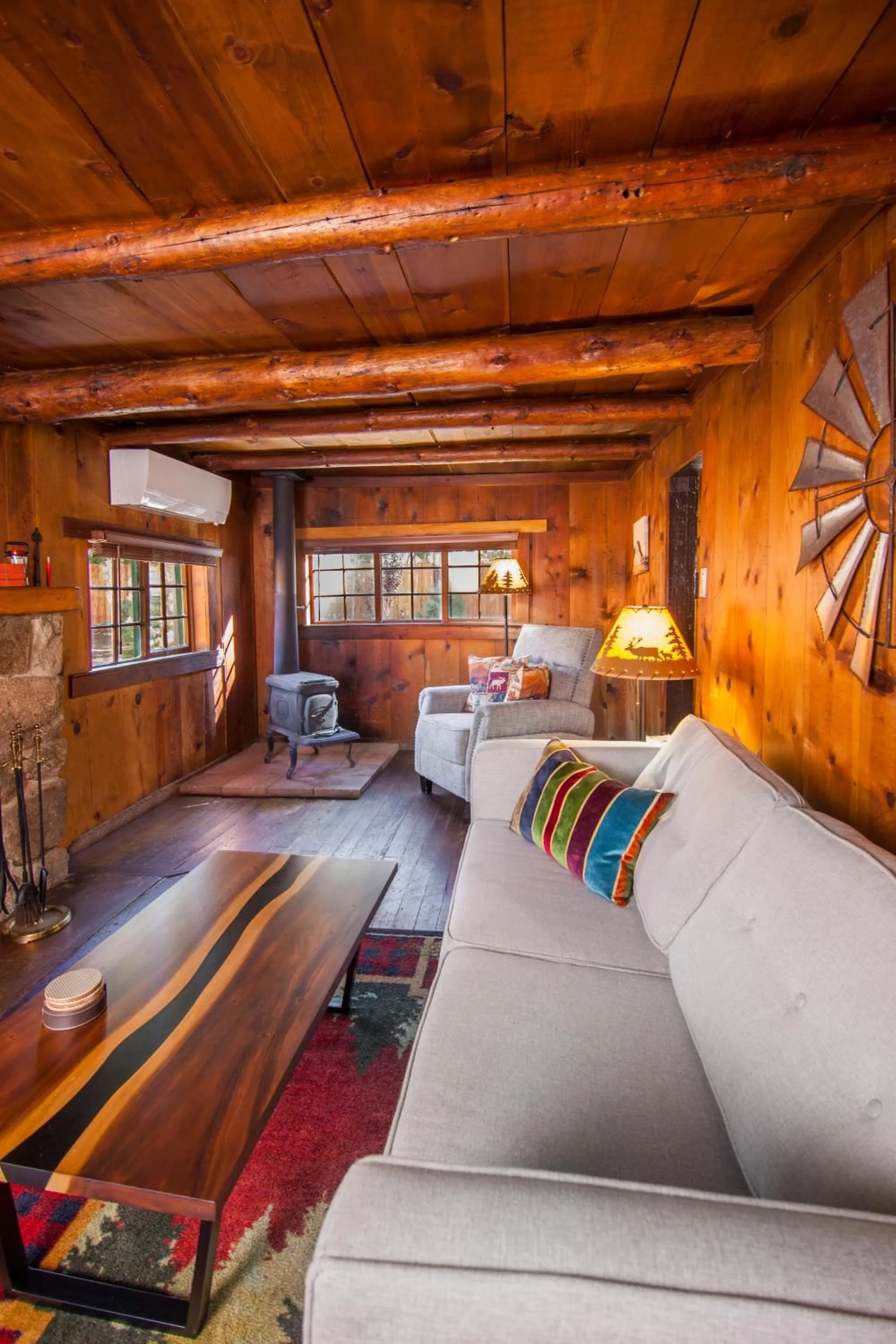 Bed in Idyllwild Inn