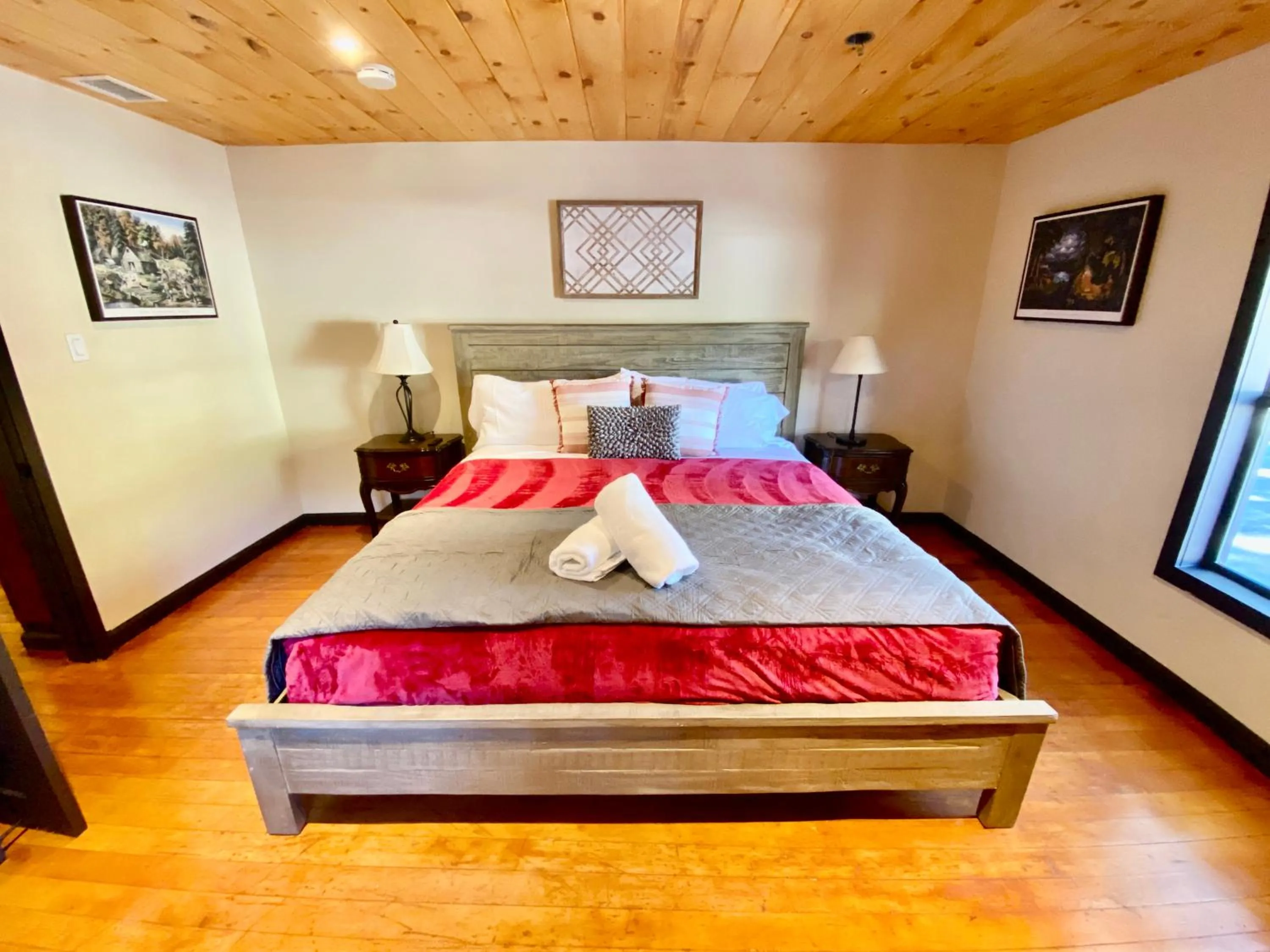 Bed in Idyllwild Inn