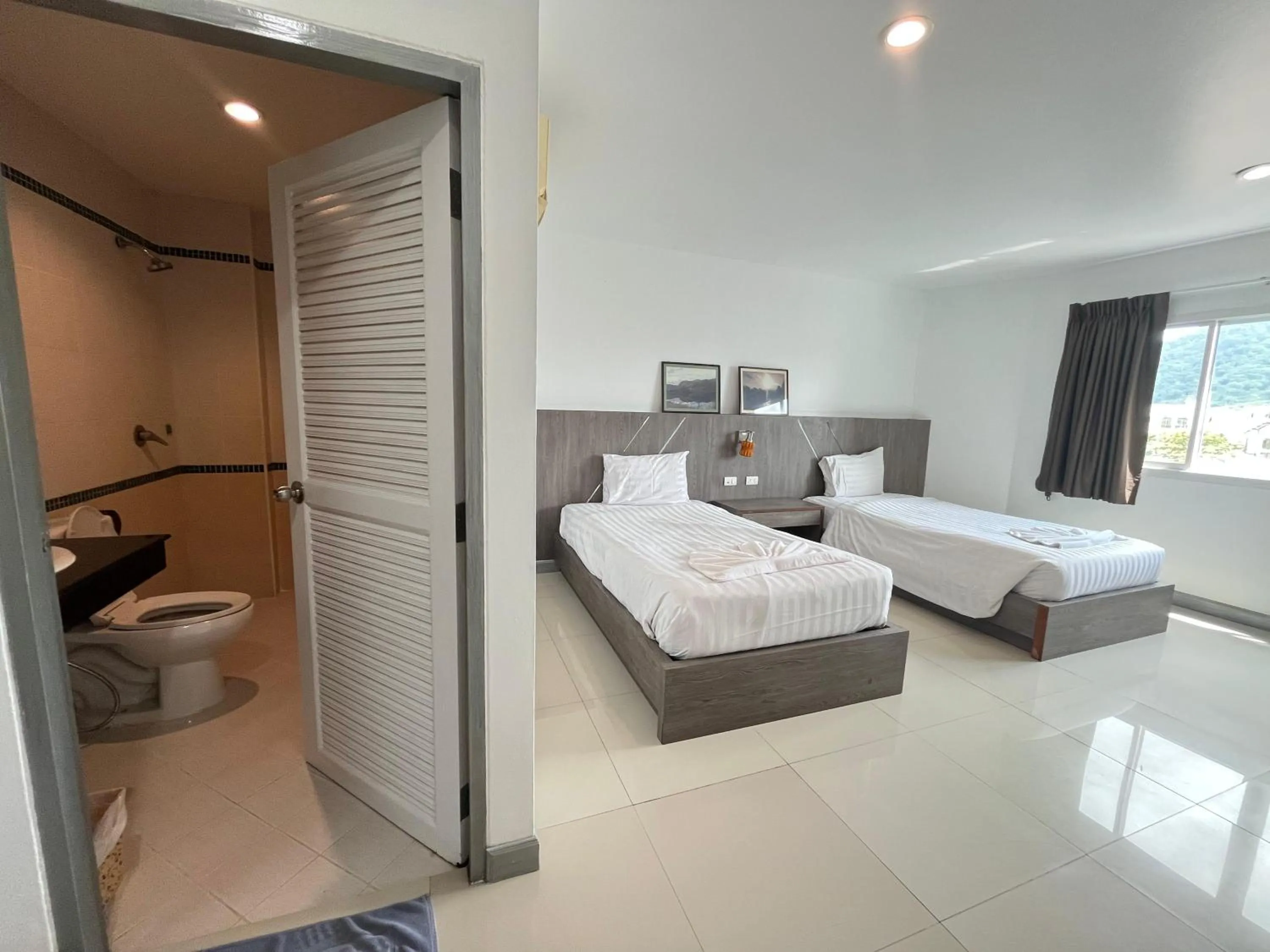Bathroom, Bed in Cocoon Patong Hotel