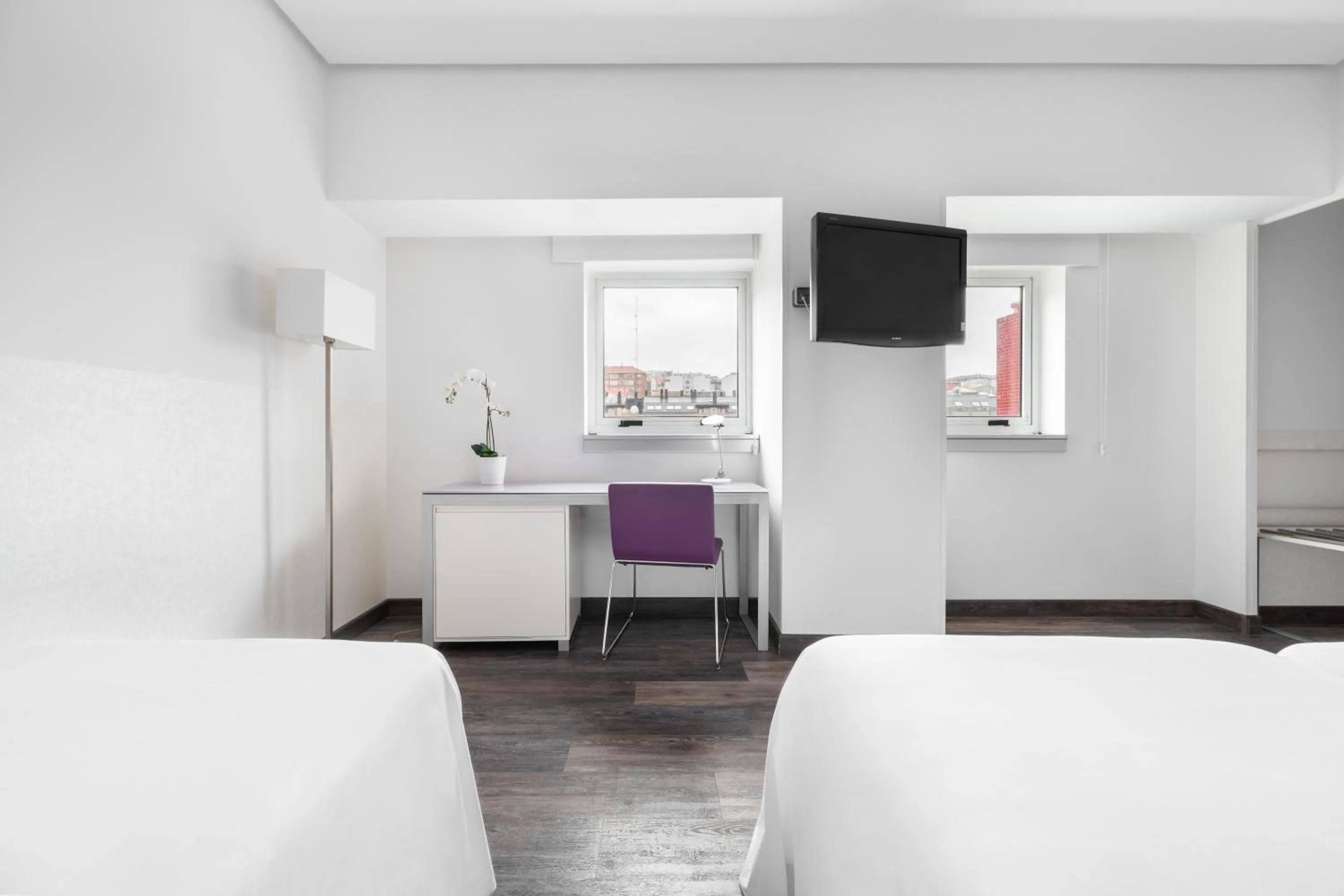 Photo of the whole room, Bed in Exe Coruña