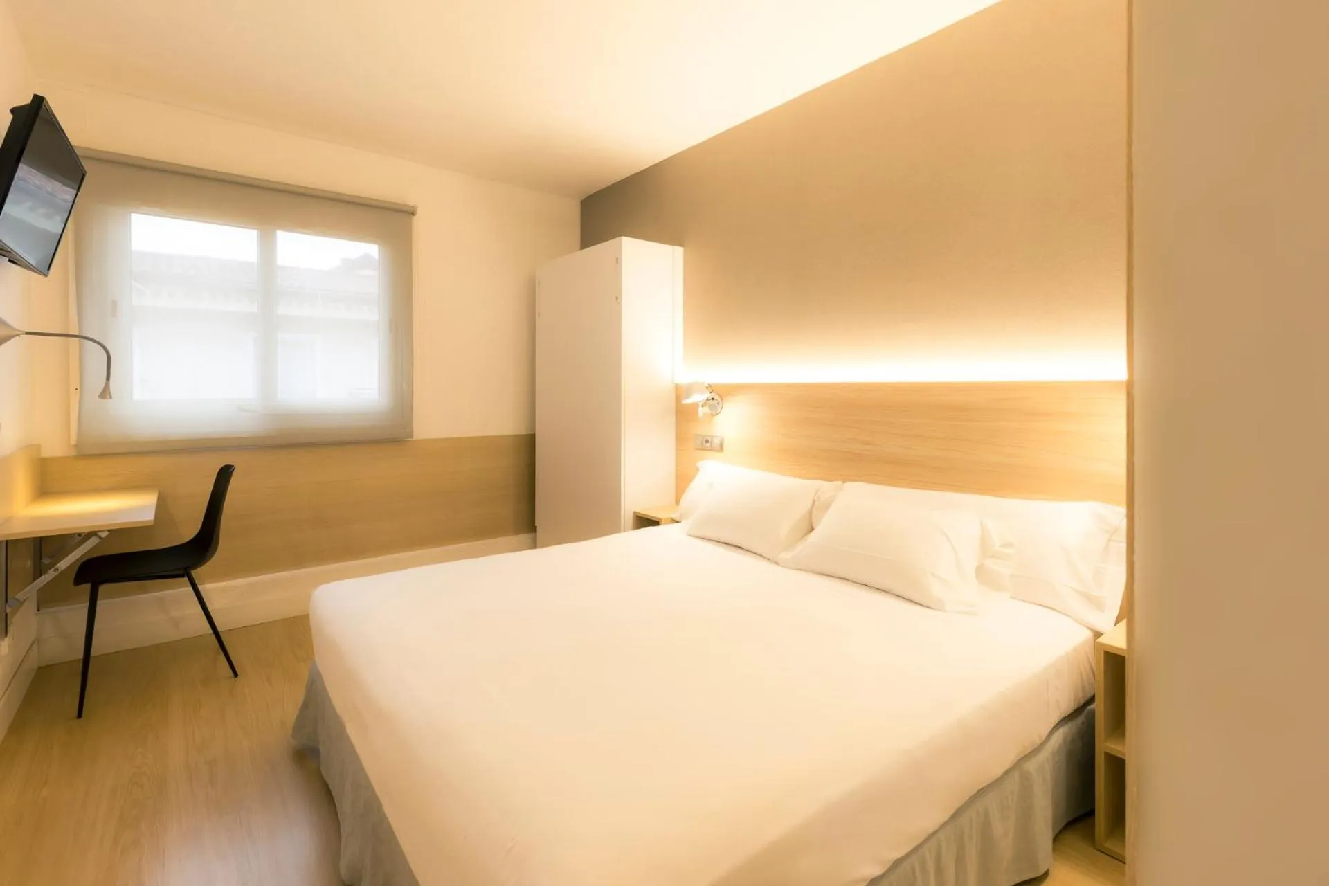 TV and multimedia, Bed in Hotel Burlada