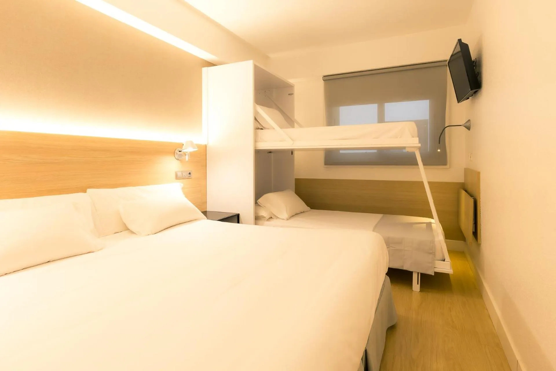 TV and multimedia, Bed in Hotel Burlada