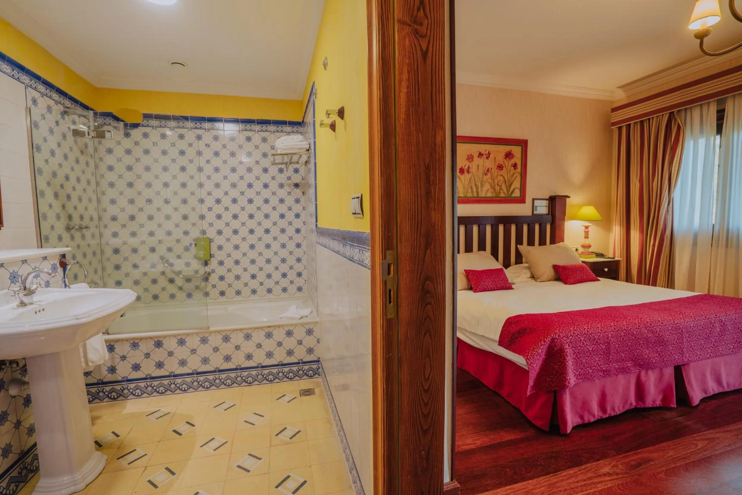 Bathroom, Bed in Hotel Spa Villalba